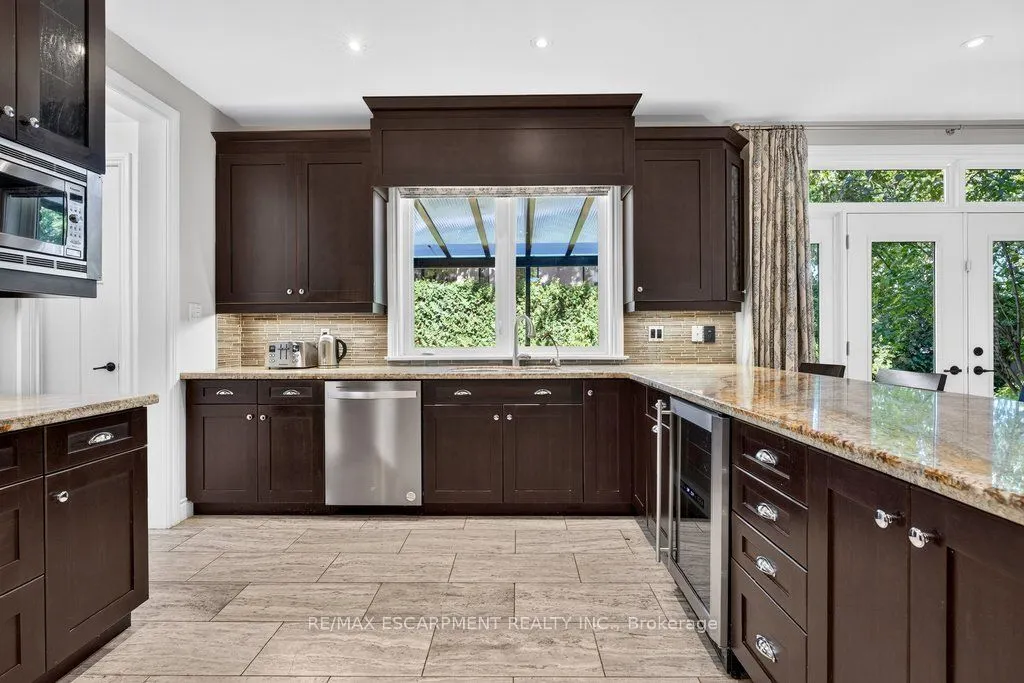225 Lakeside Avenue