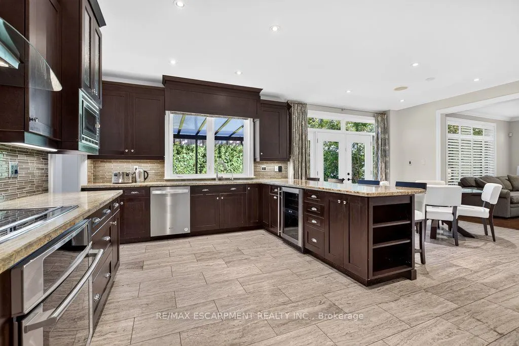 225 Lakeside Avenue