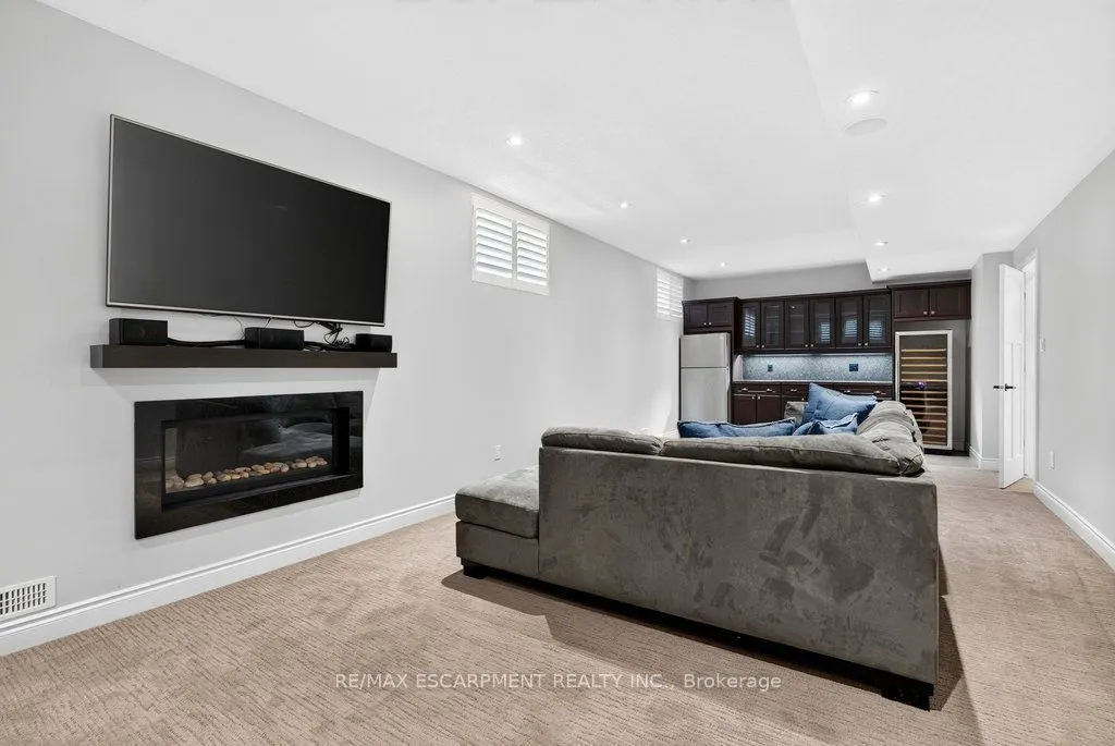 225 Lakeside Avenue