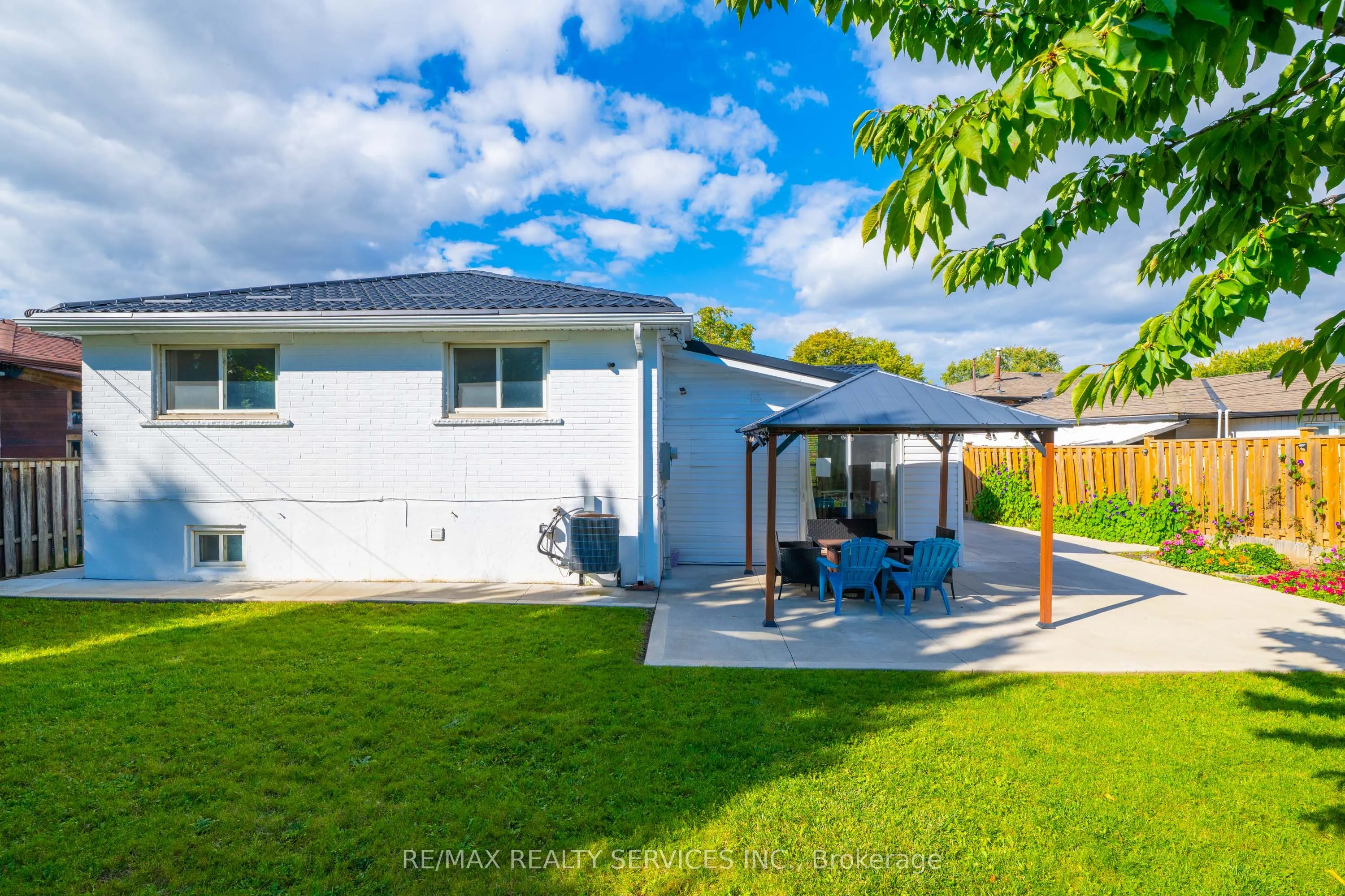 17 Avening Drive