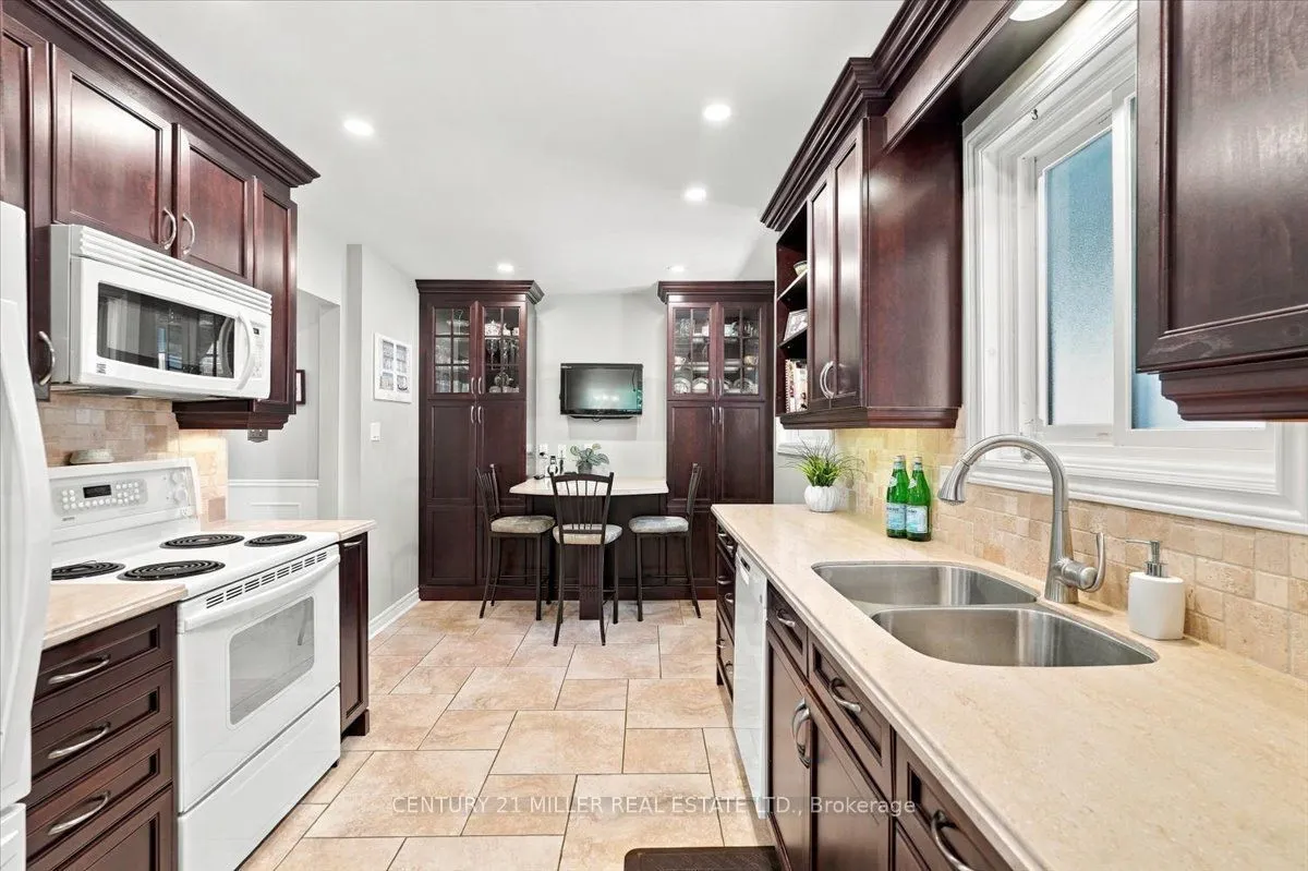 2044 Coral Crescent