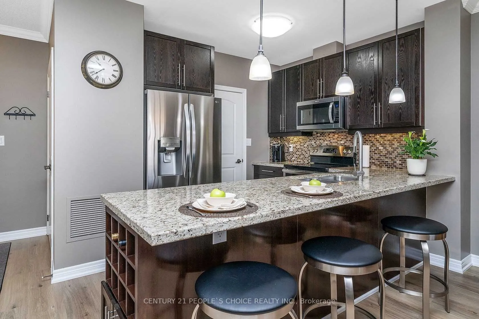 383 Main Street E #526