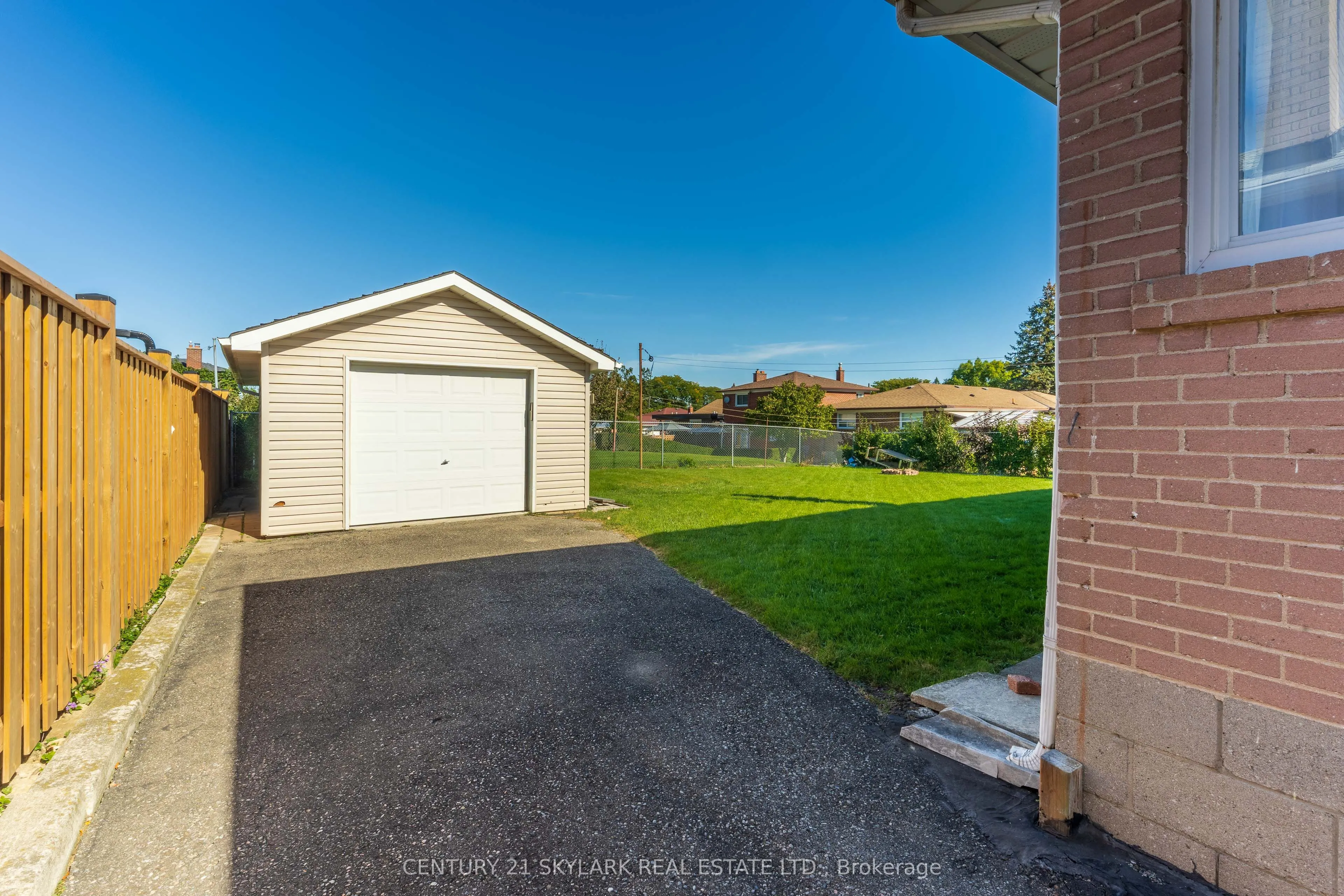24 Aura Lea Boulevard