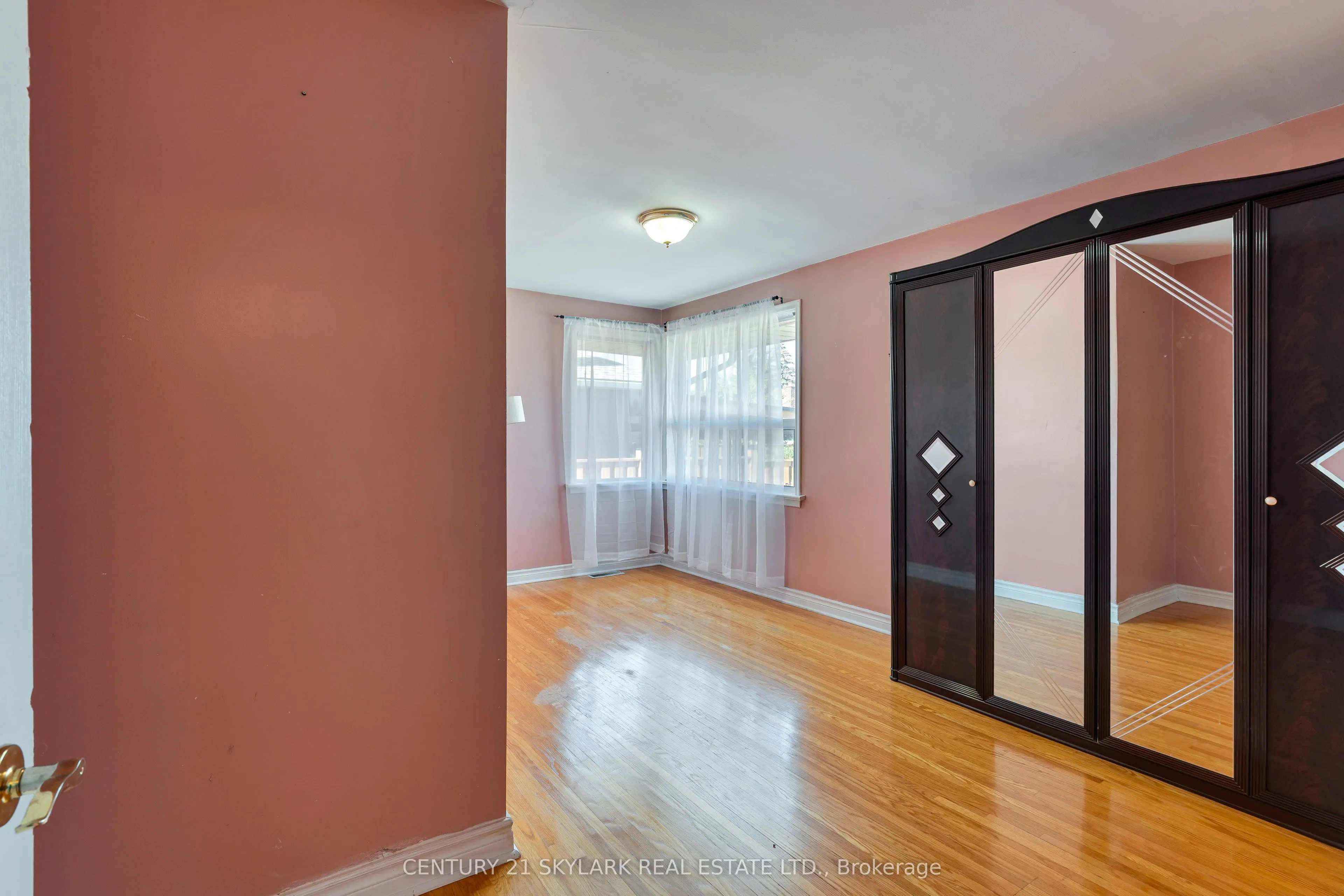 24 Aura Lea Boulevard