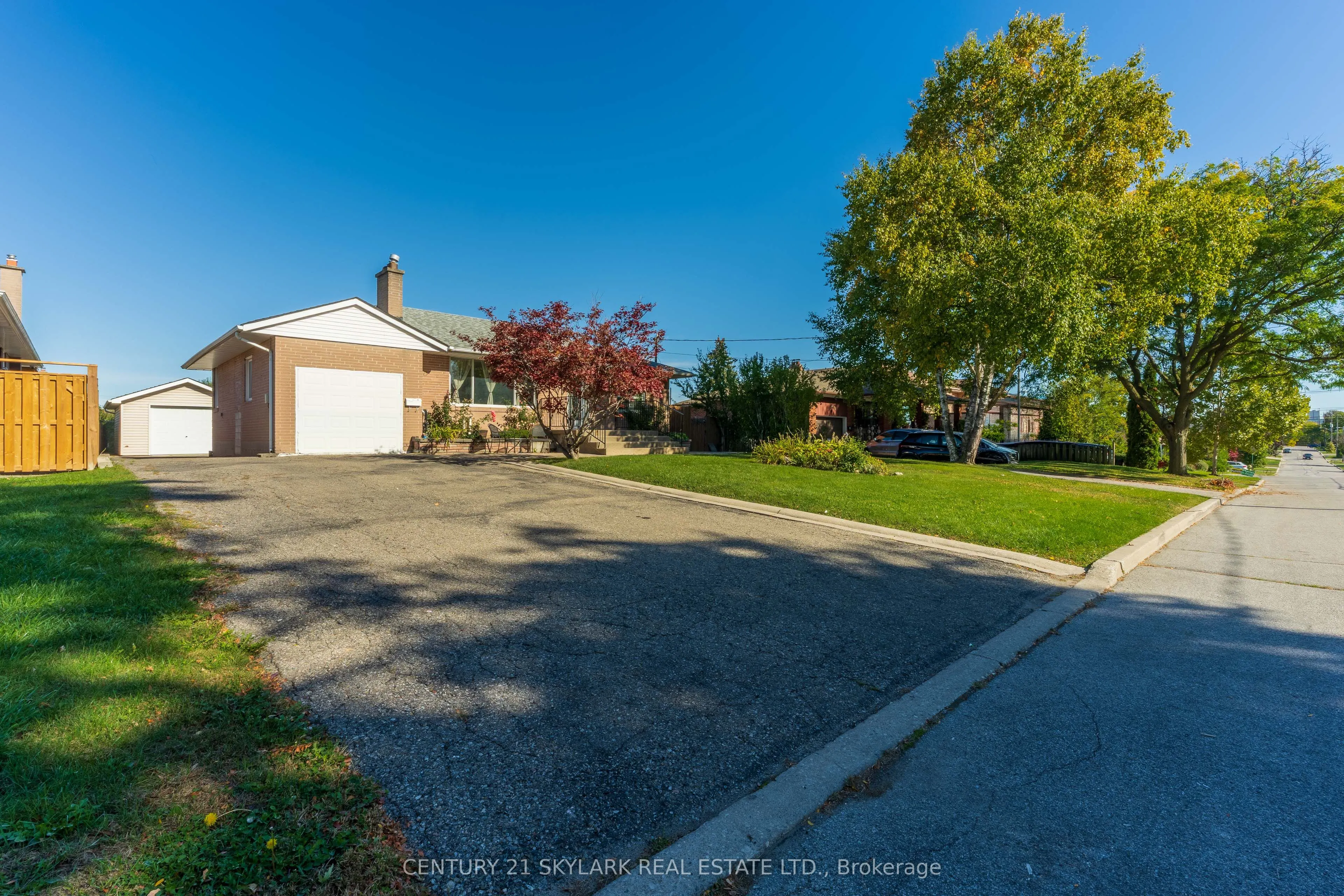 24 Aura Lea Boulevard