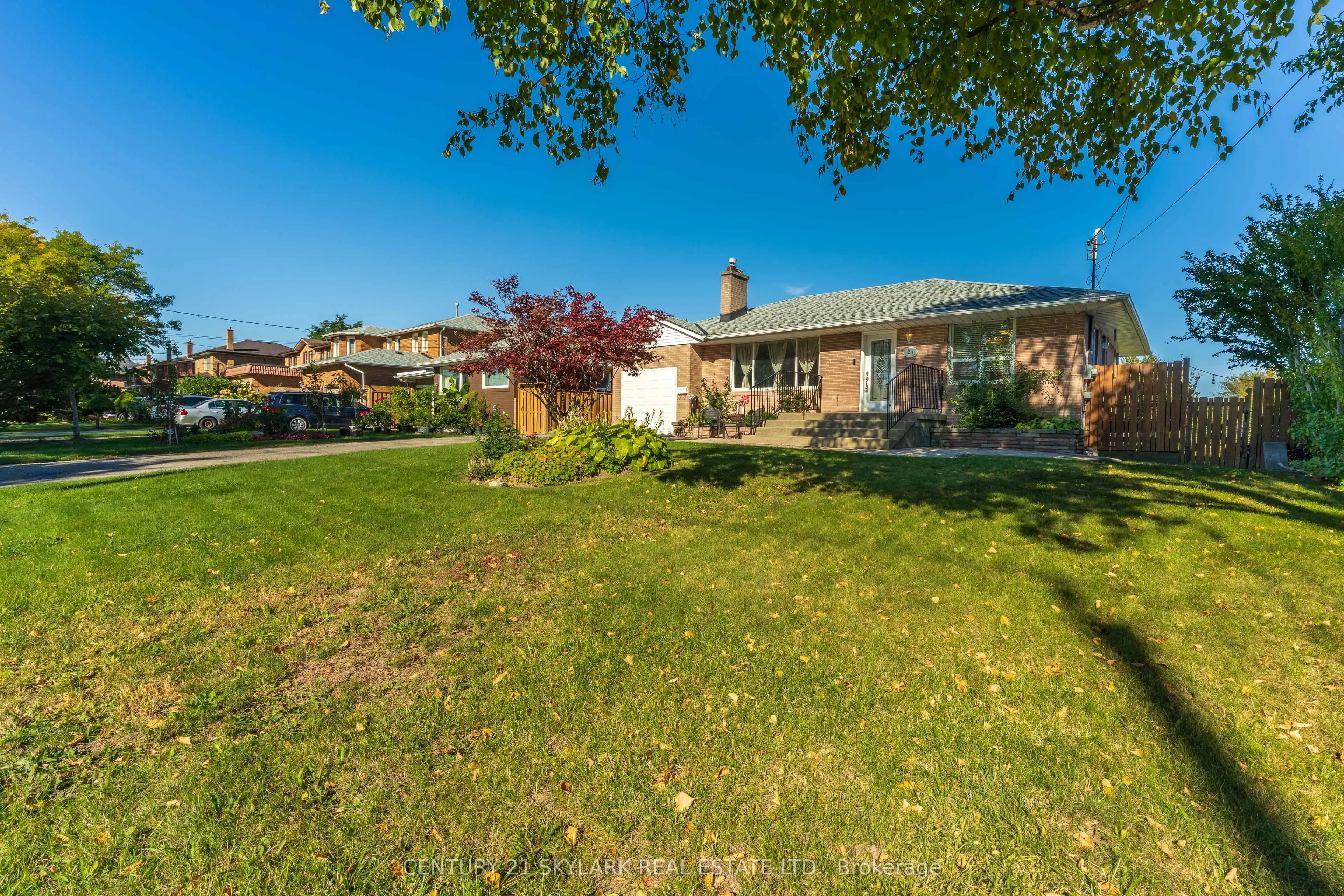 24 Aura Lea Boulevard