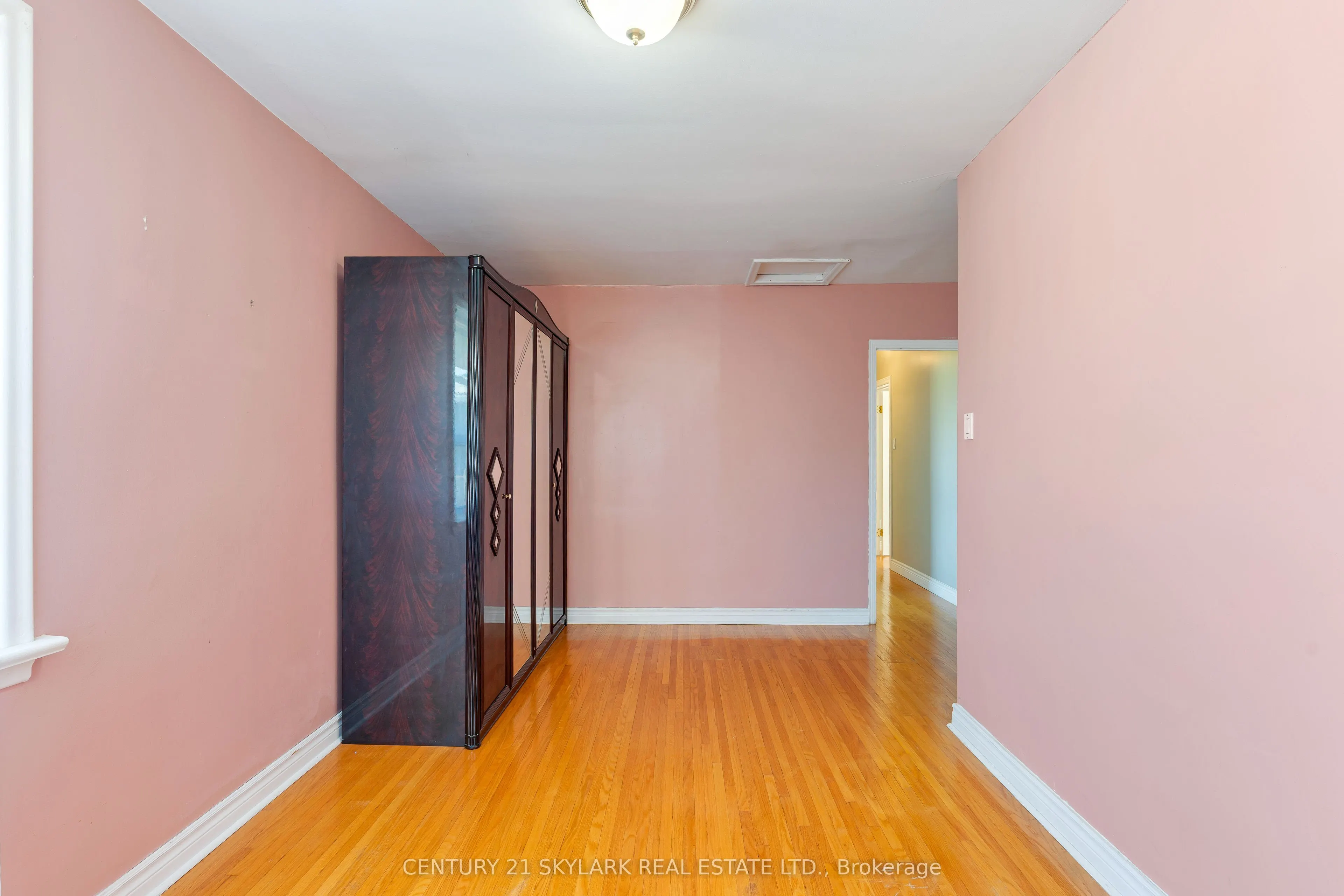 24 Aura Lea Boulevard