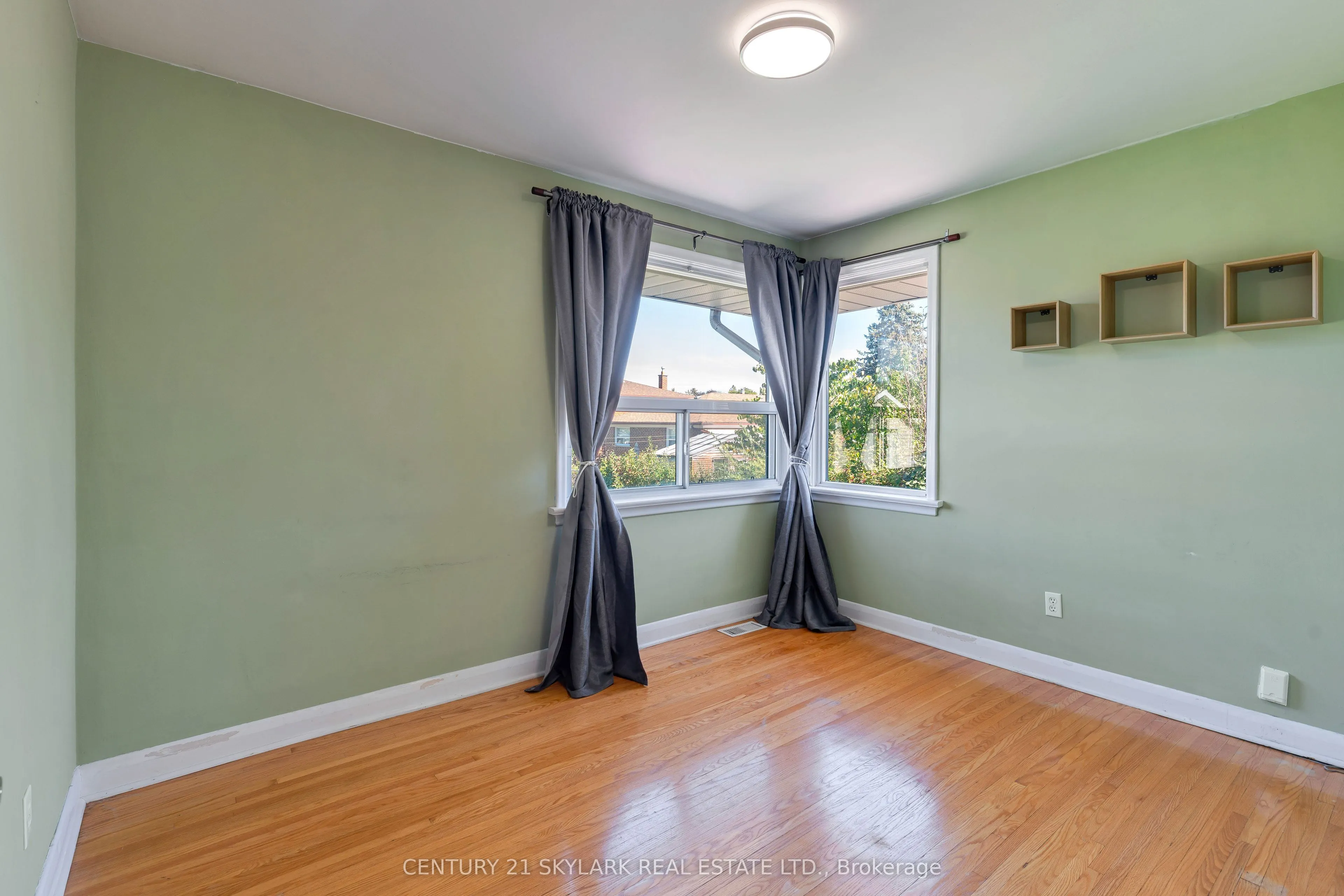 24 Aura Lea Boulevard