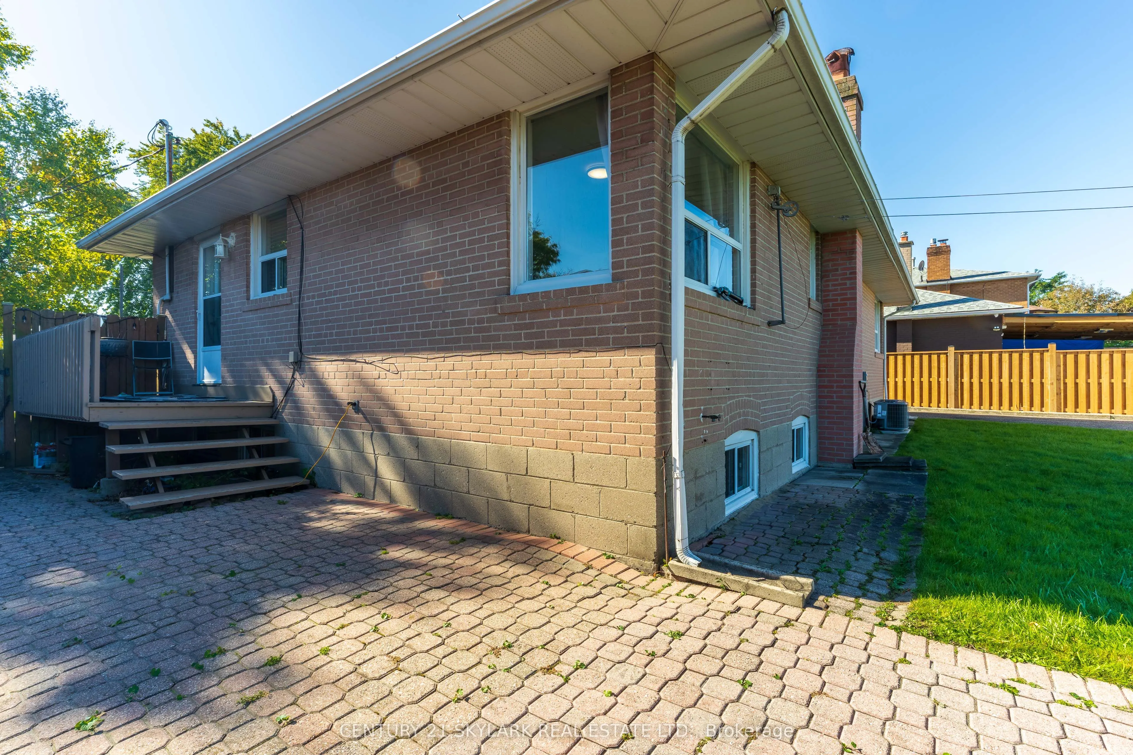 24 Aura Lea Boulevard