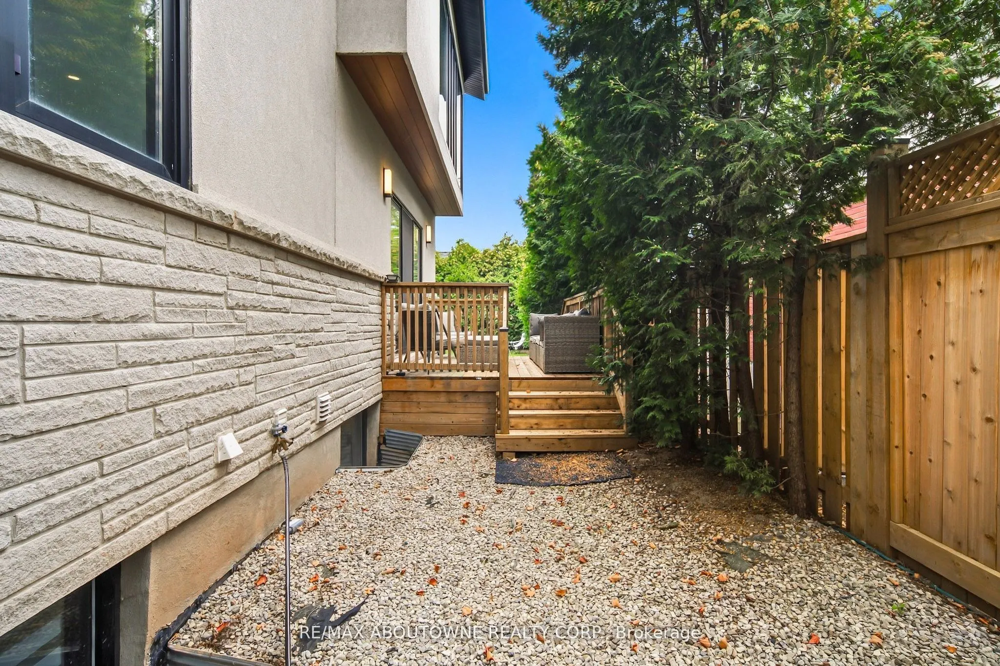1526 Bridge Road