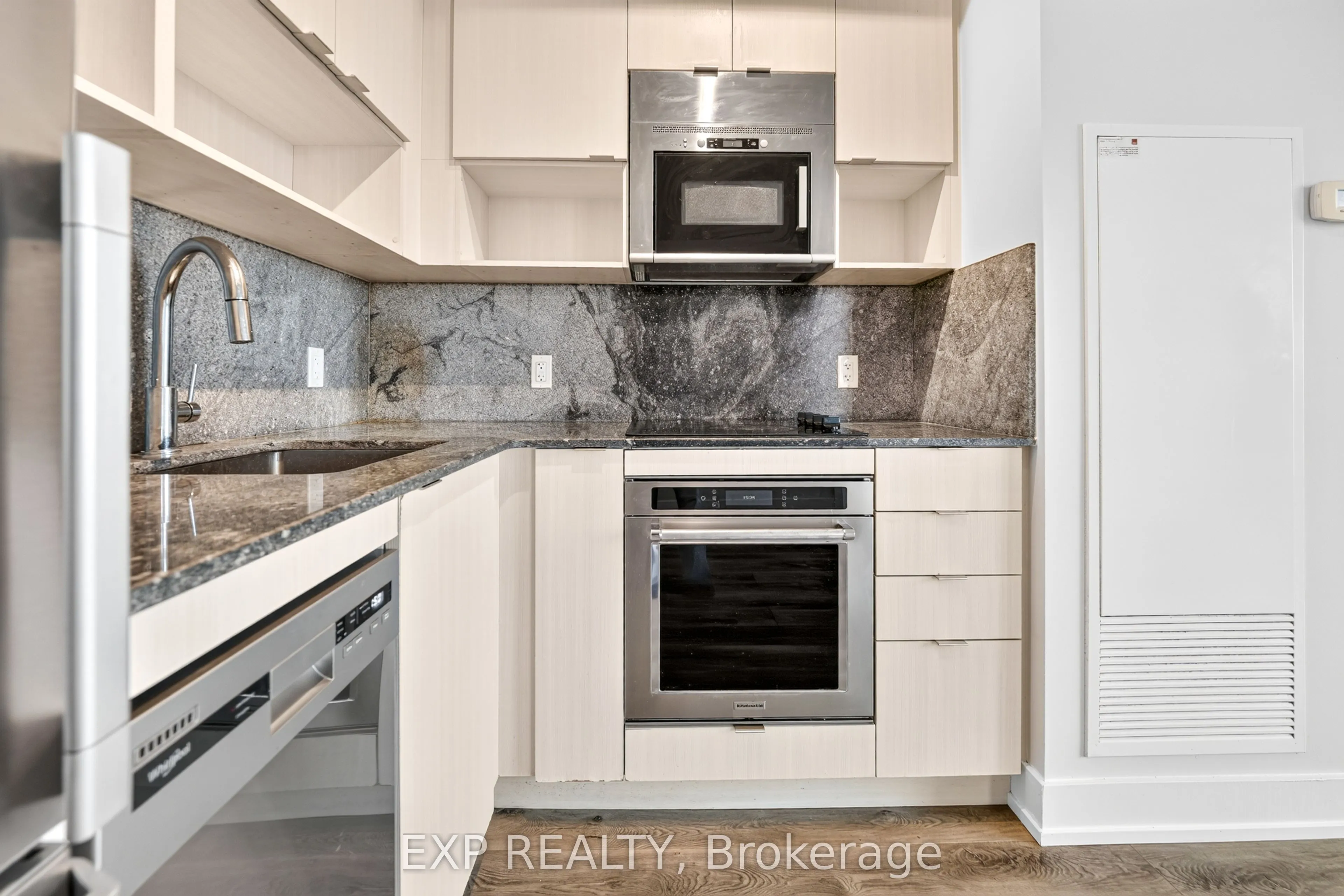 7 Mabelle Avenue #3807