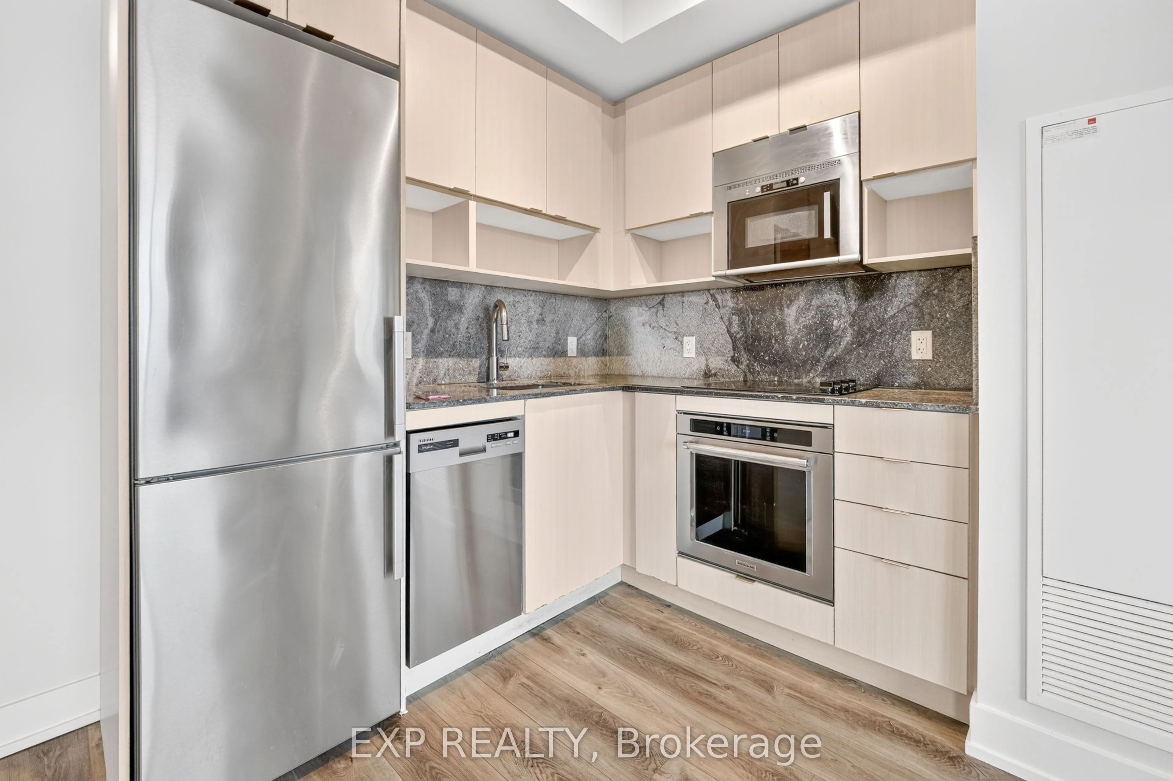 7 Mabelle Avenue #3807