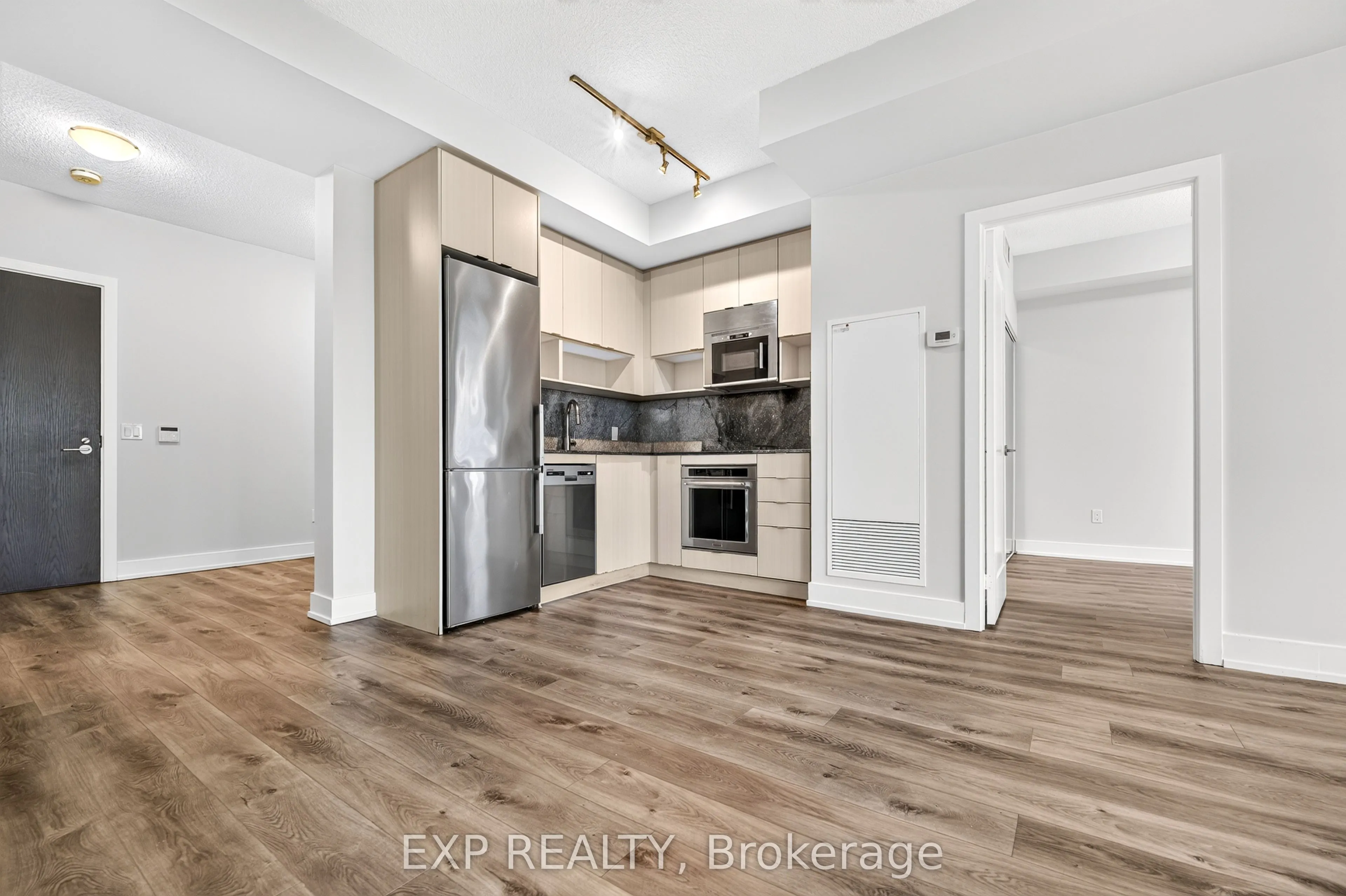 7 Mabelle Avenue #3807