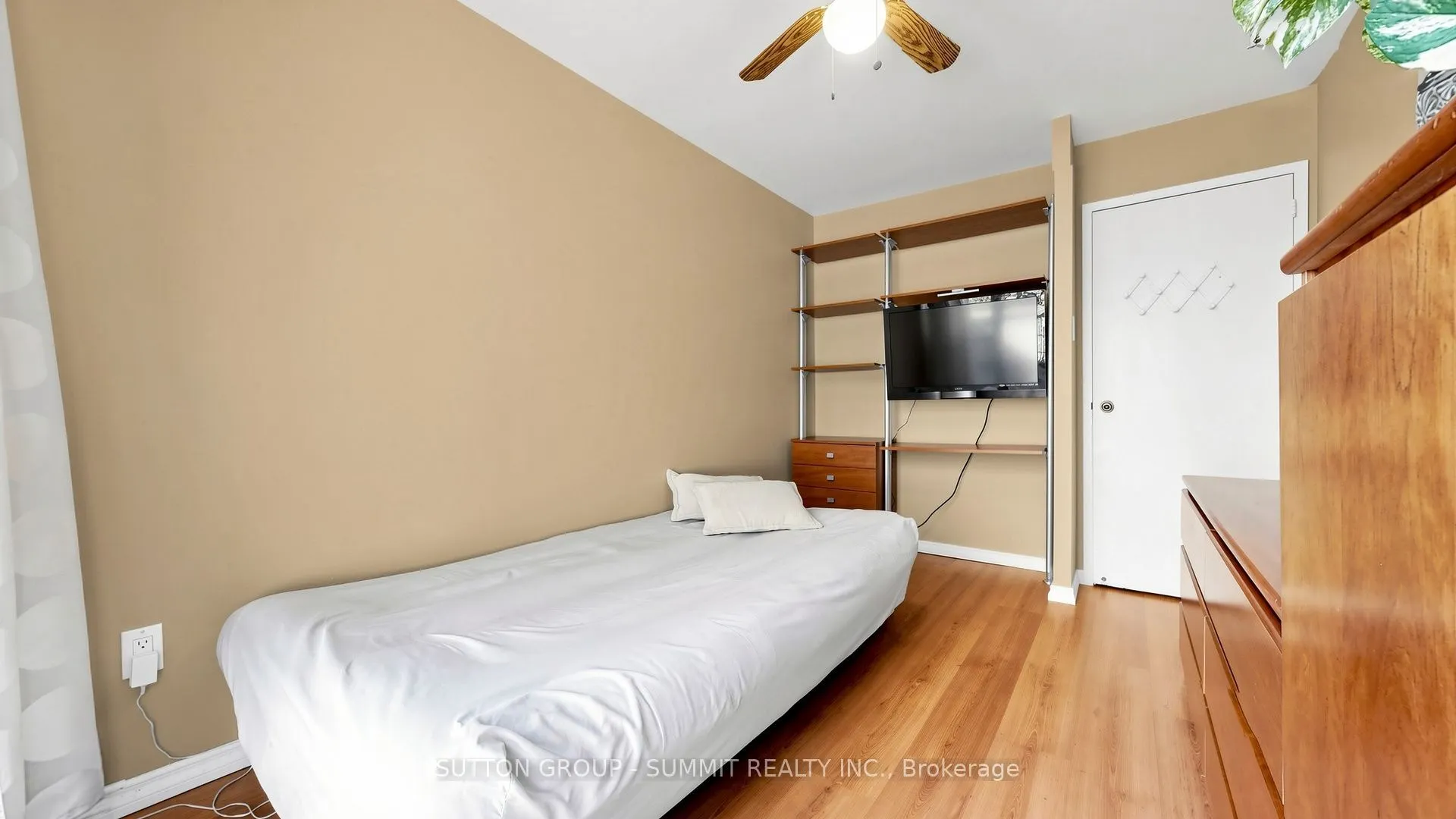 2095 ROCHE Court N #228