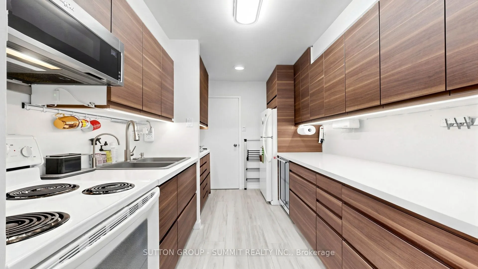 2095 ROCHE Court N #228