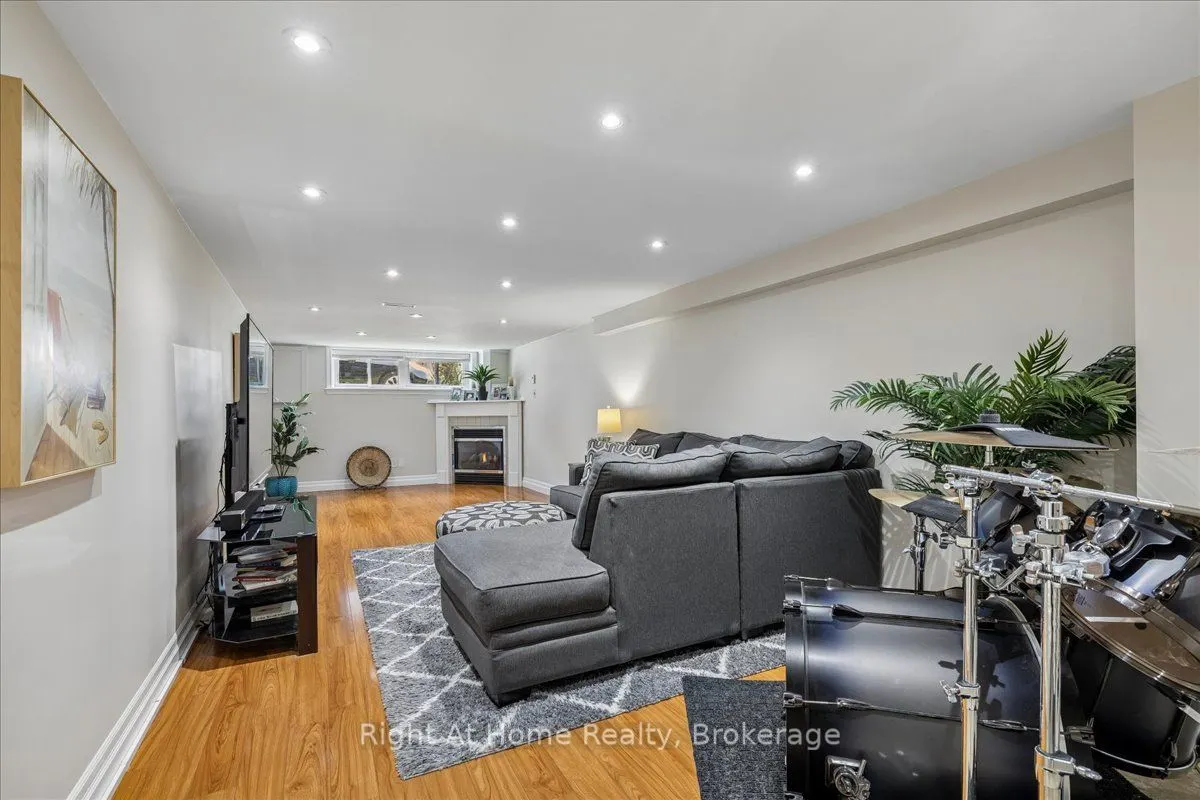 275 Kent Crescent