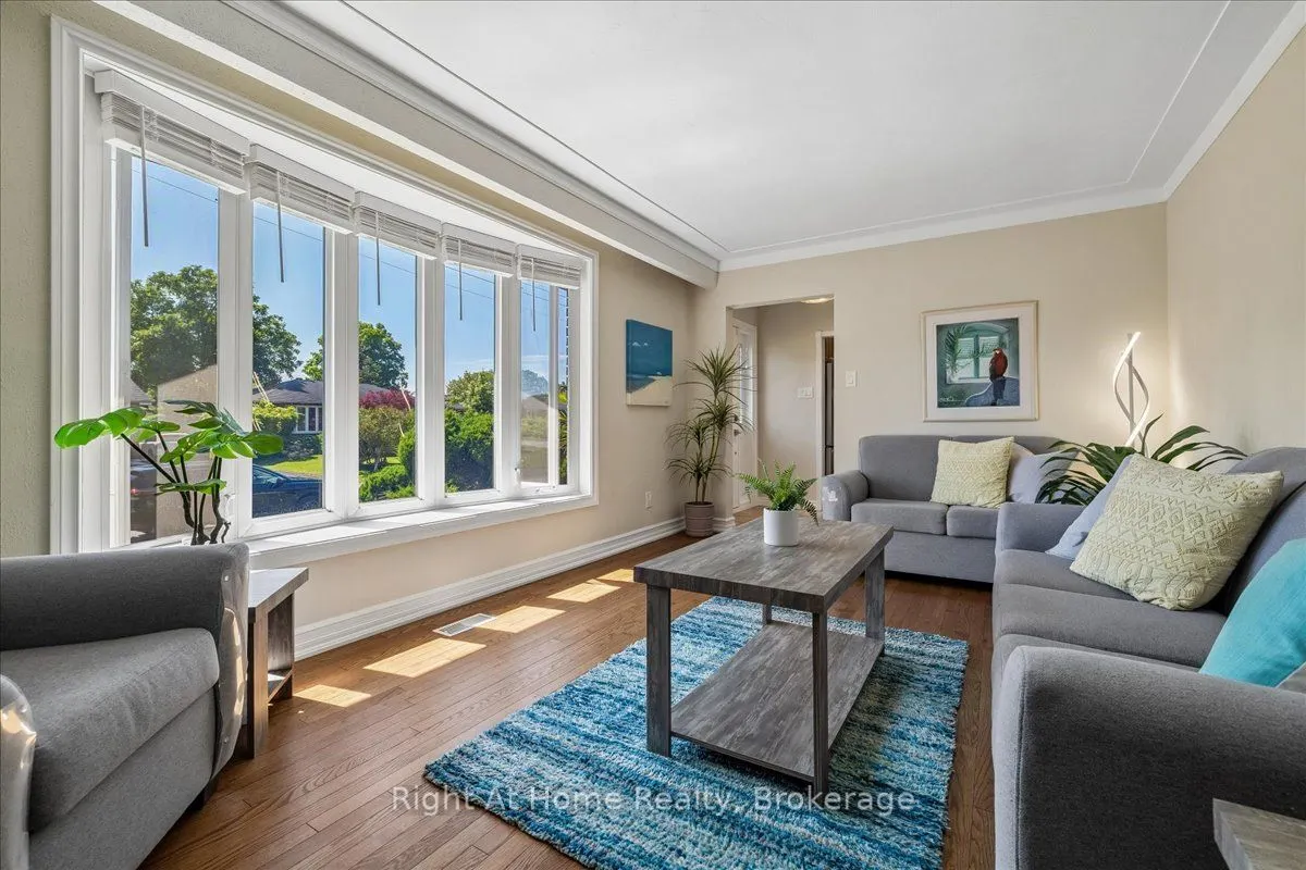 275 Kent Crescent