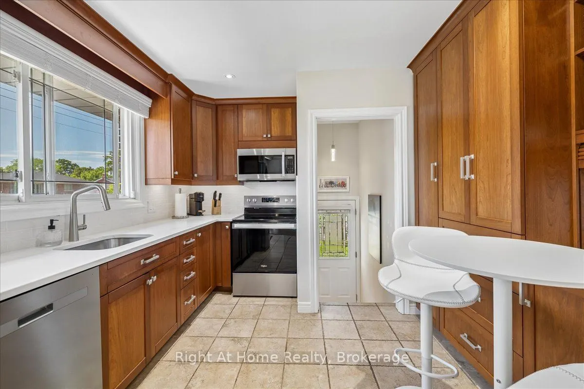 275 Kent Crescent
