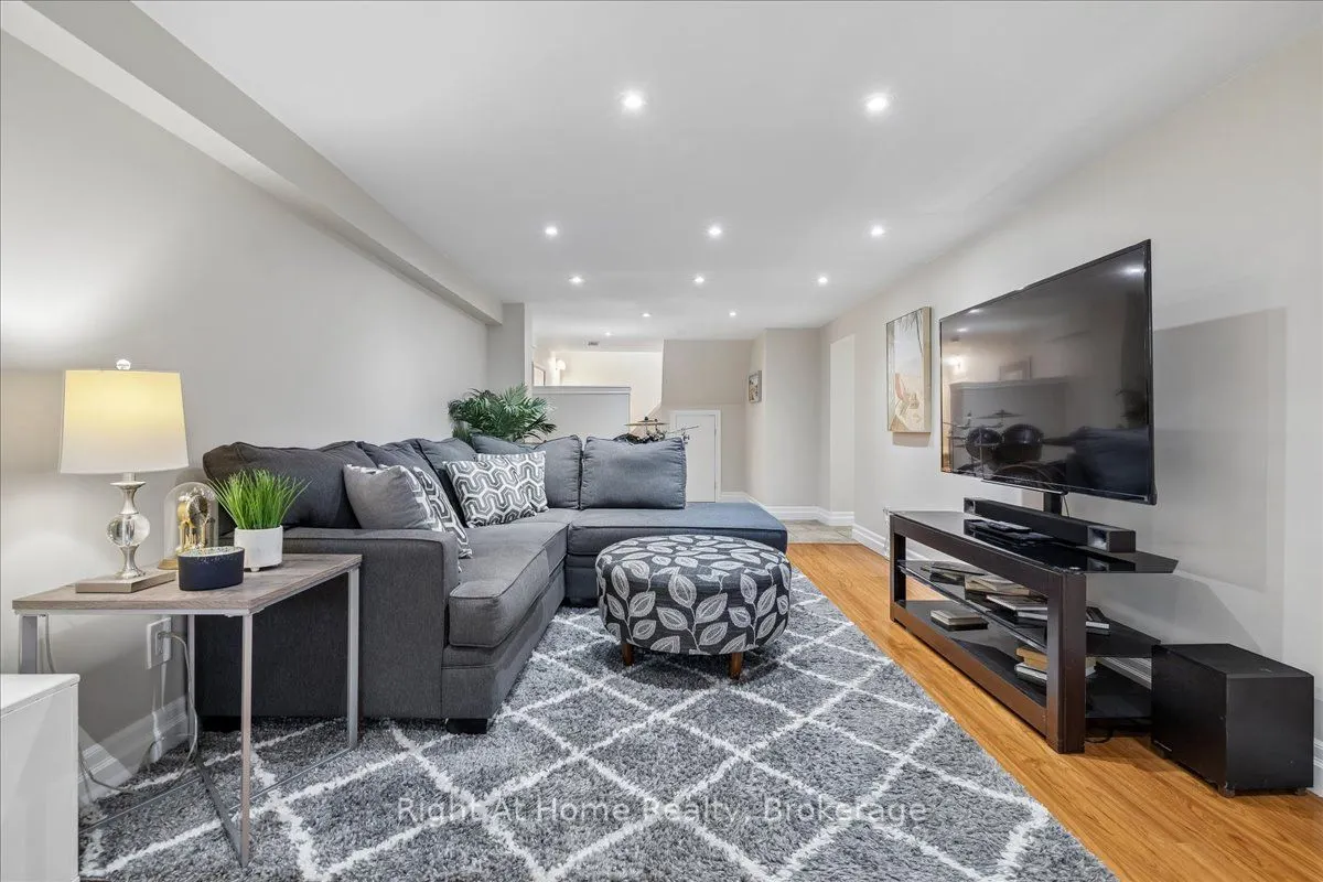 275 Kent Crescent