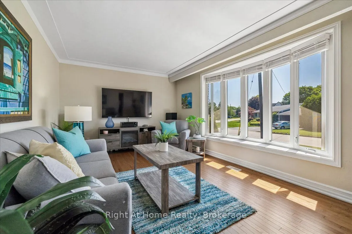 275 Kent Crescent