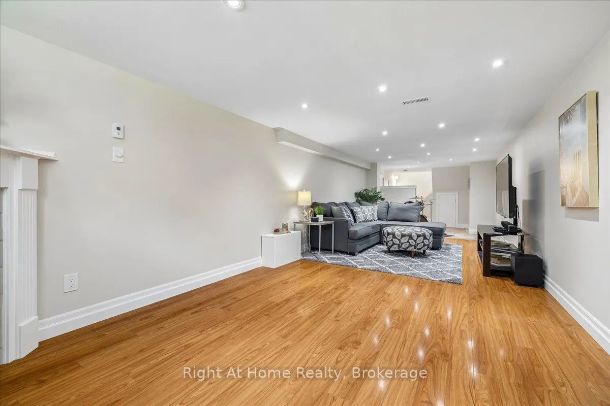 275 Kent Crescent