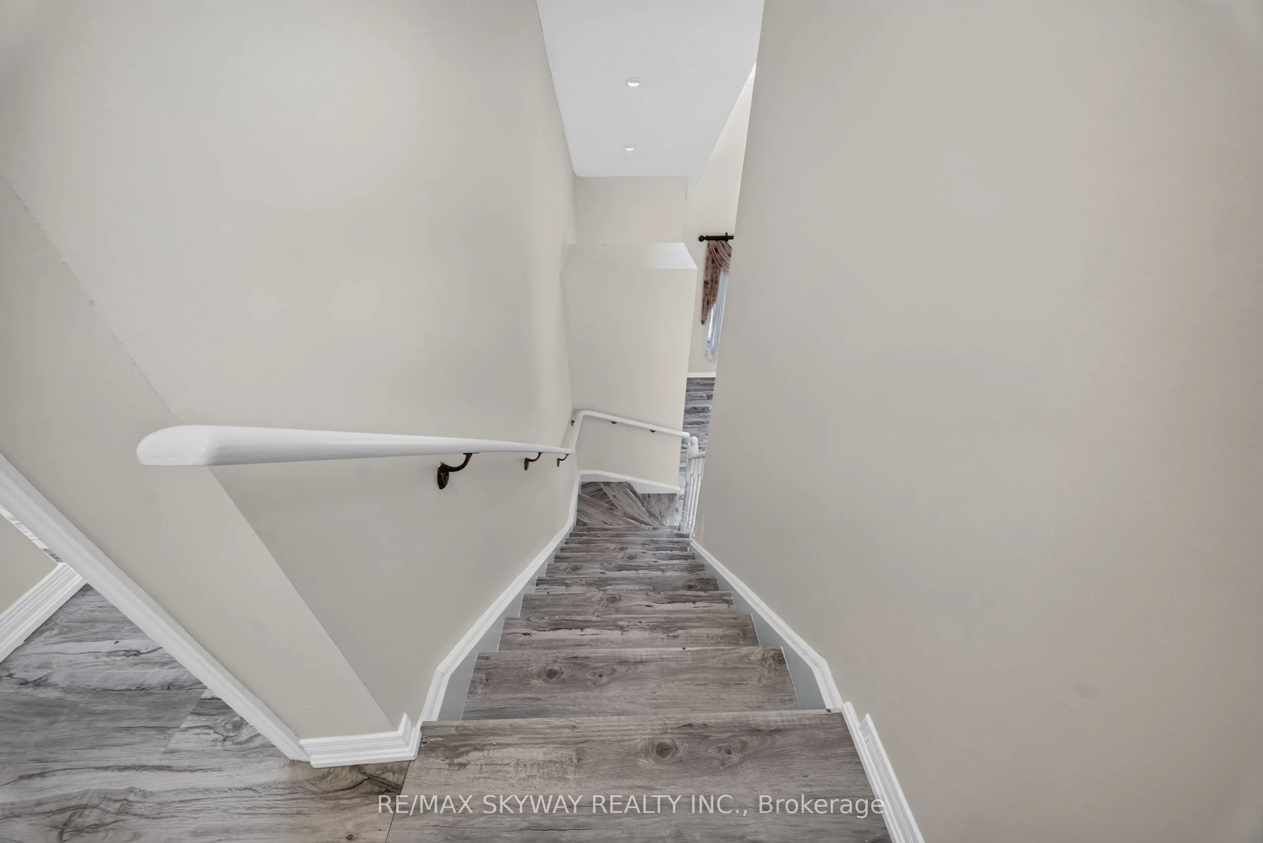 7 Madronna Gardens