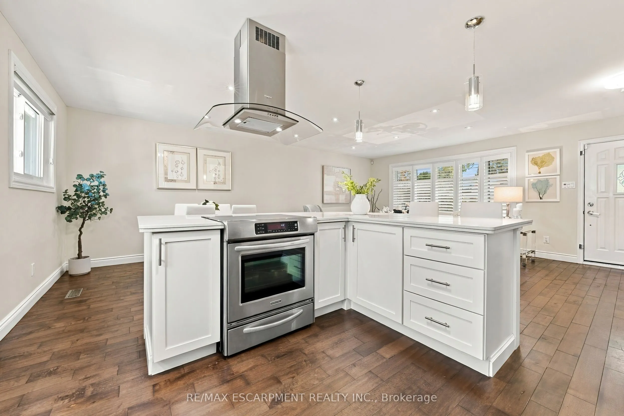2231 Urwin Crescent
