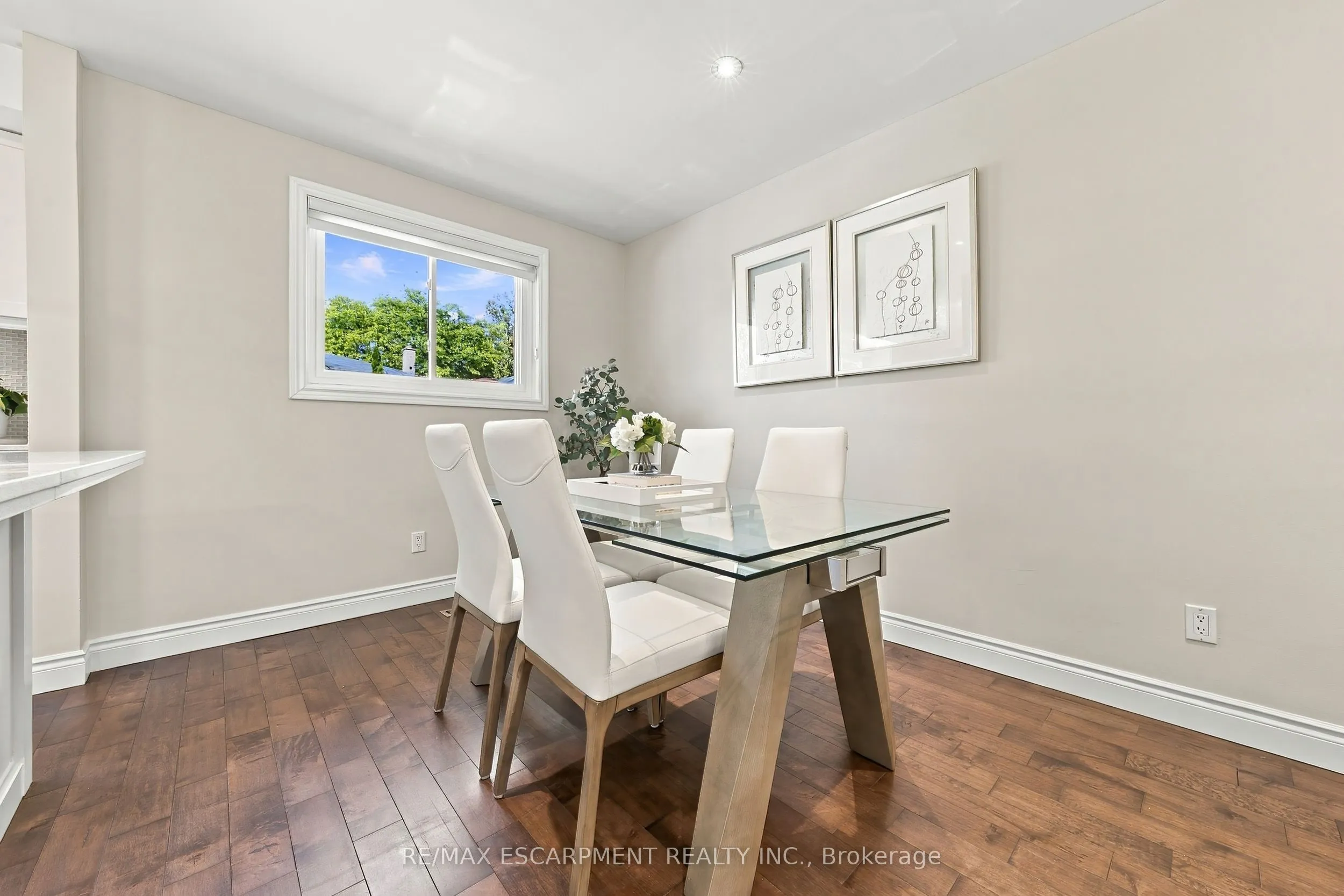 2231 Urwin Crescent