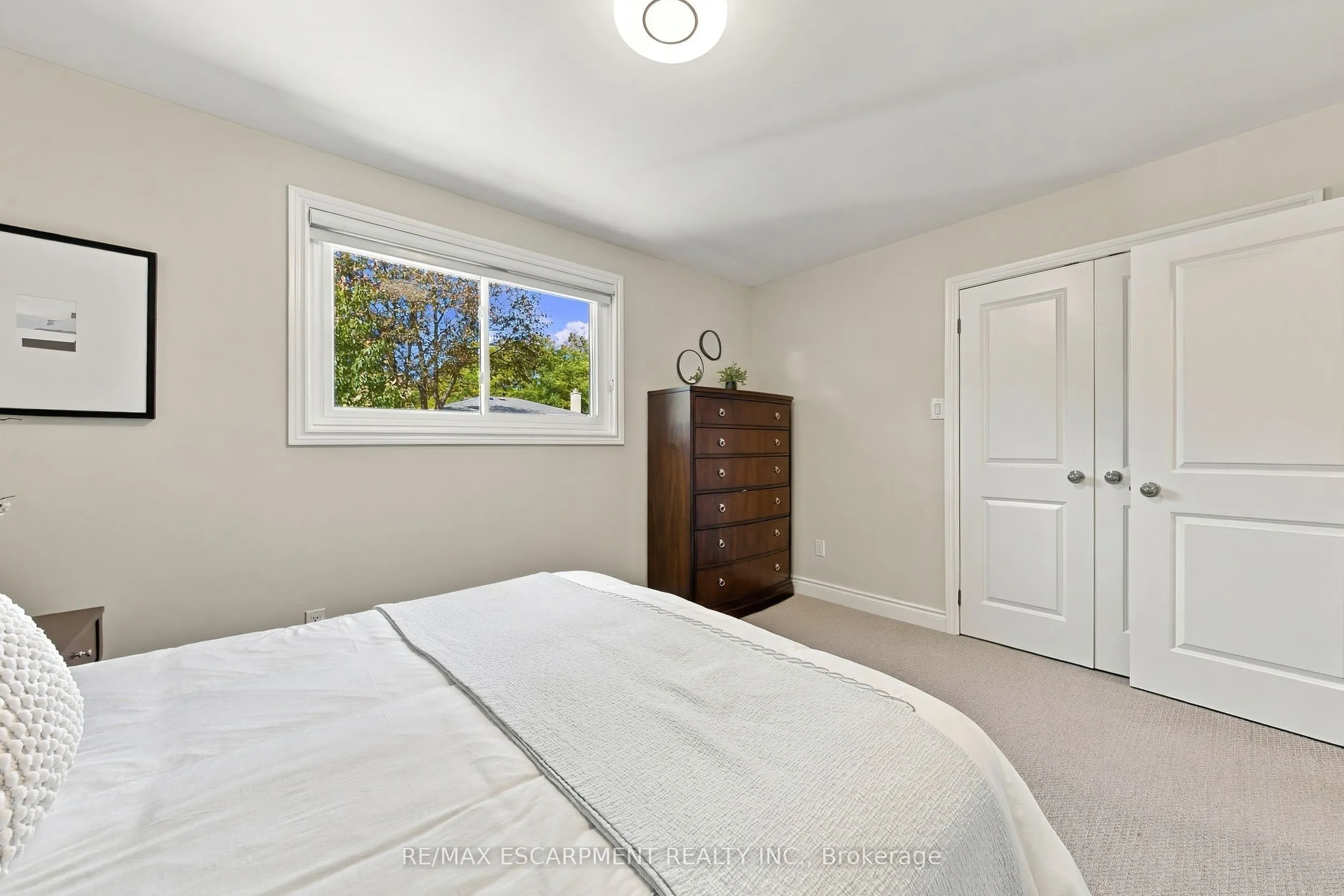 2231 Urwin Crescent