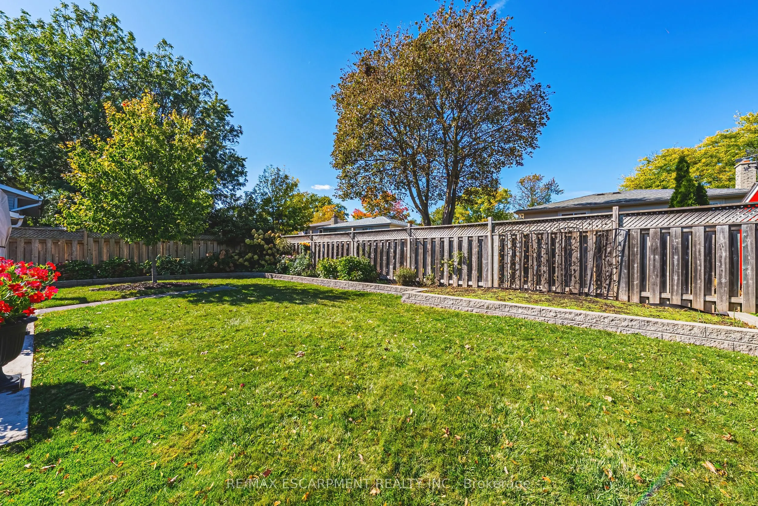 2231 Urwin Crescent