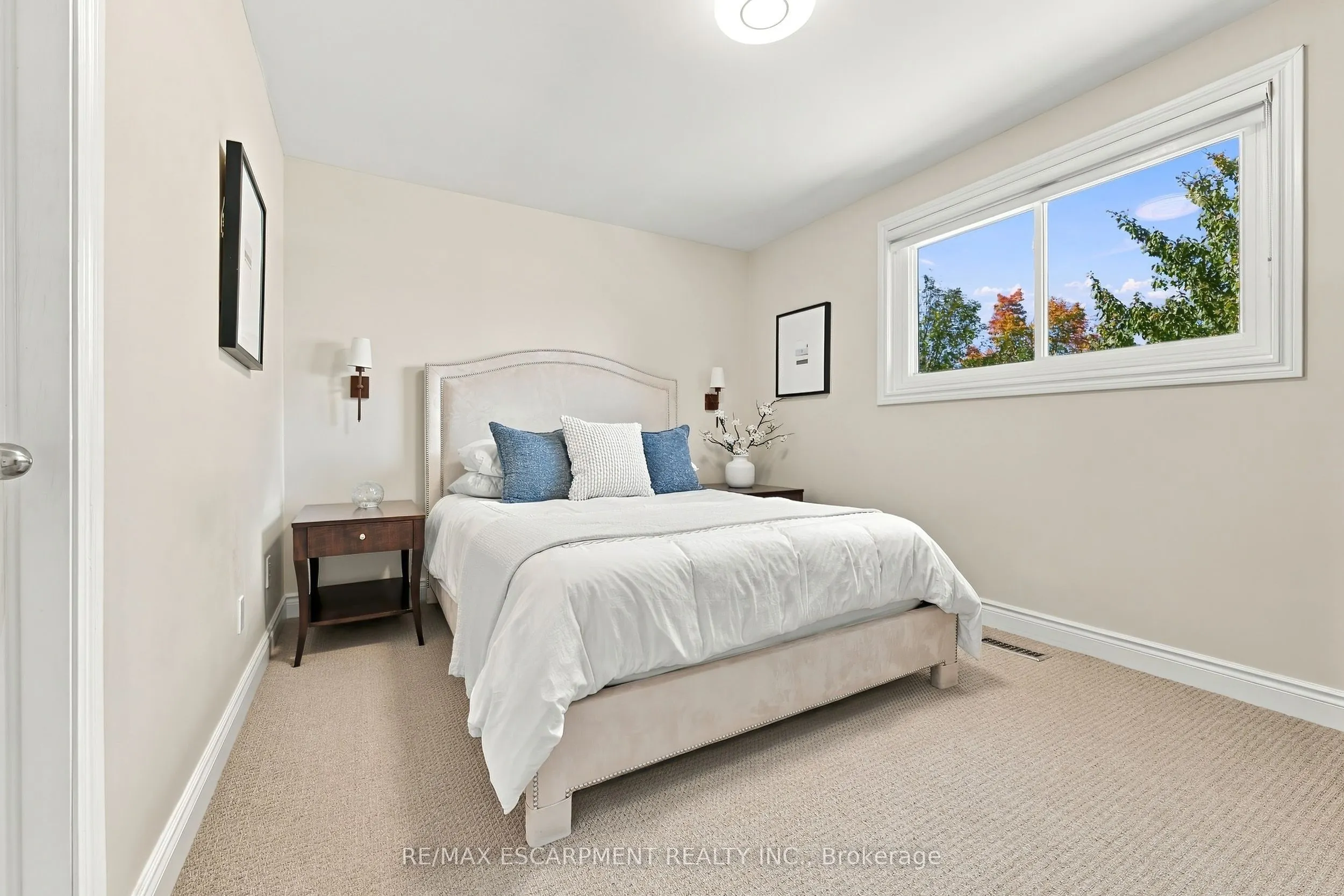 2231 Urwin Crescent