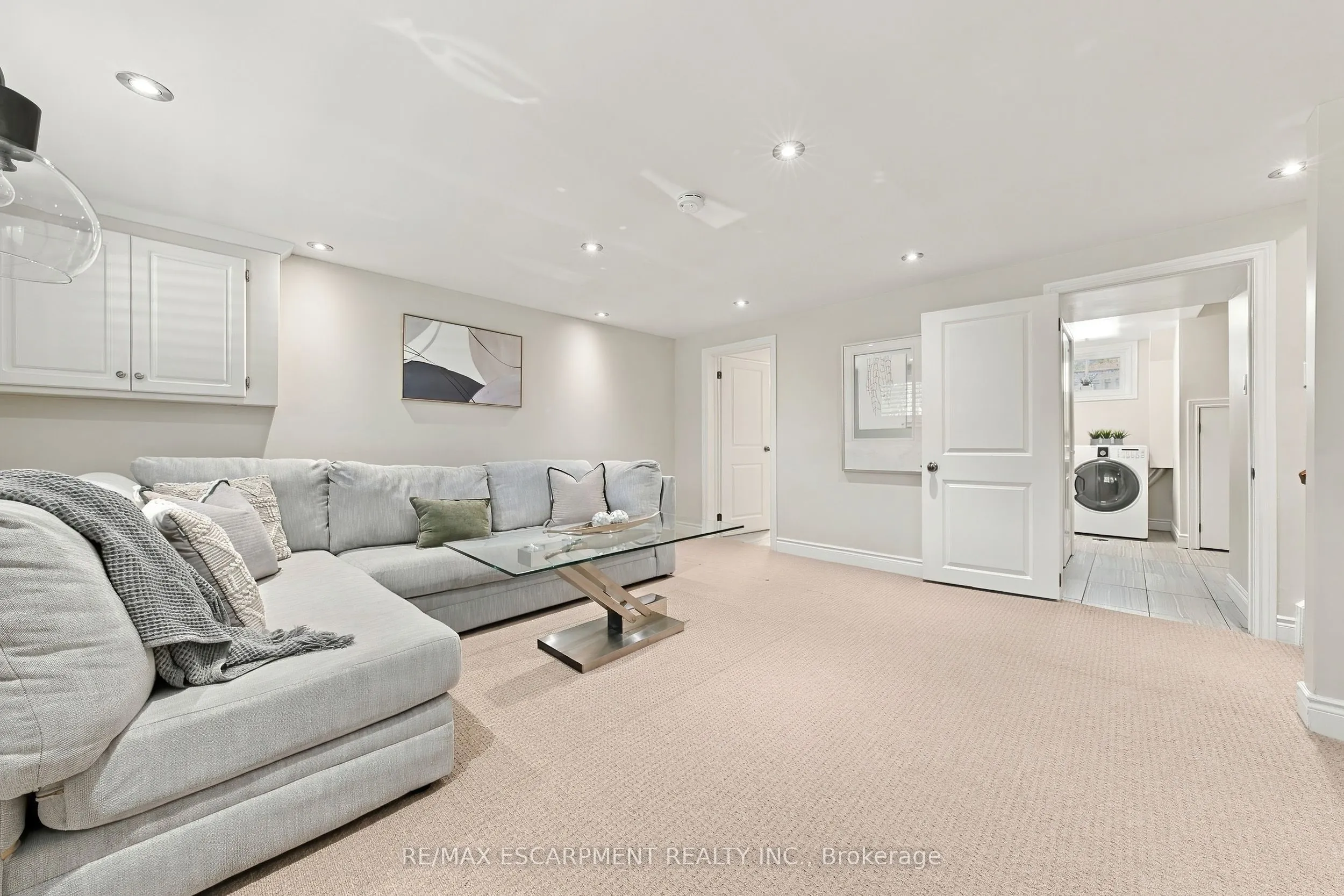 2231 Urwin Crescent