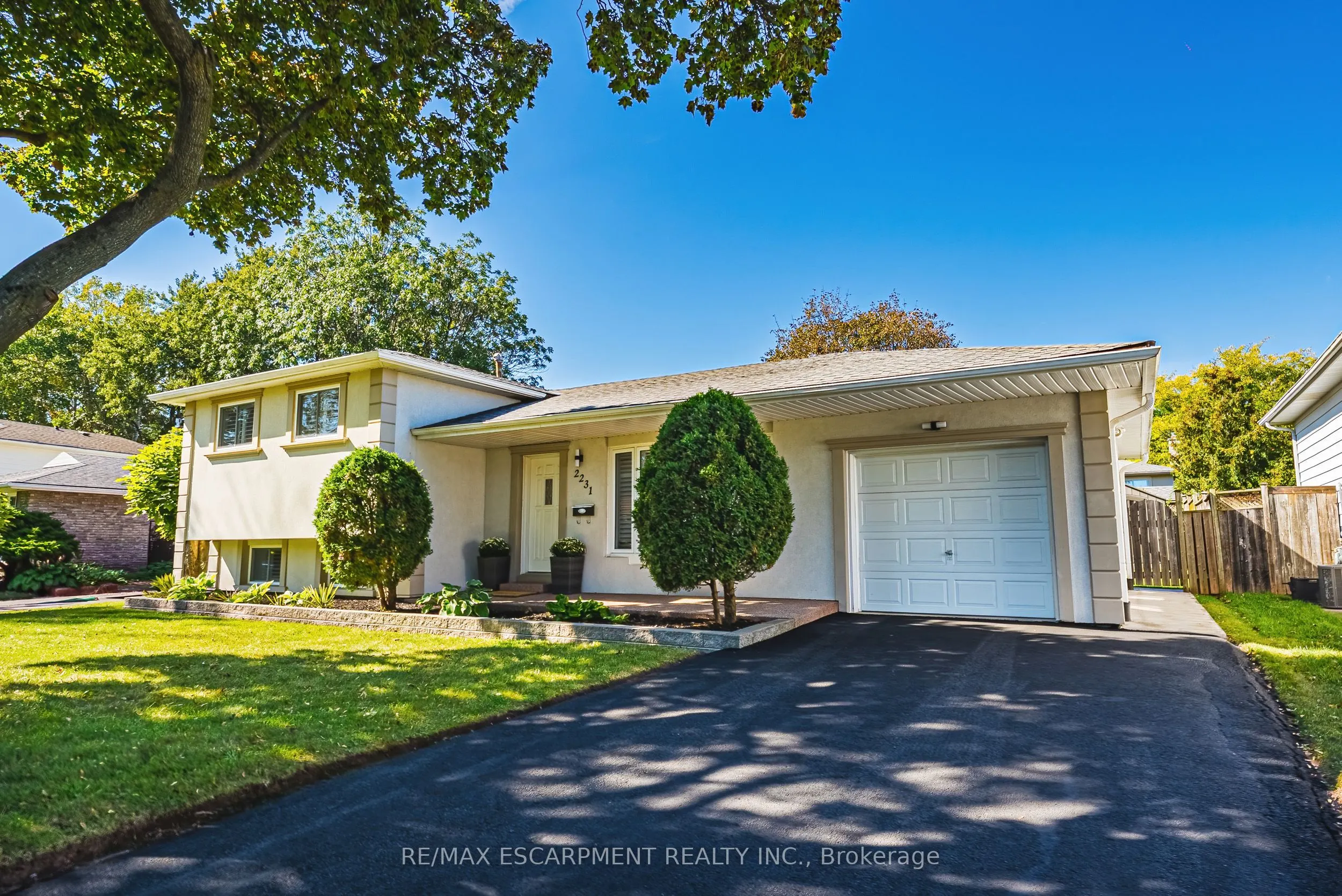 2231 Urwin Crescent