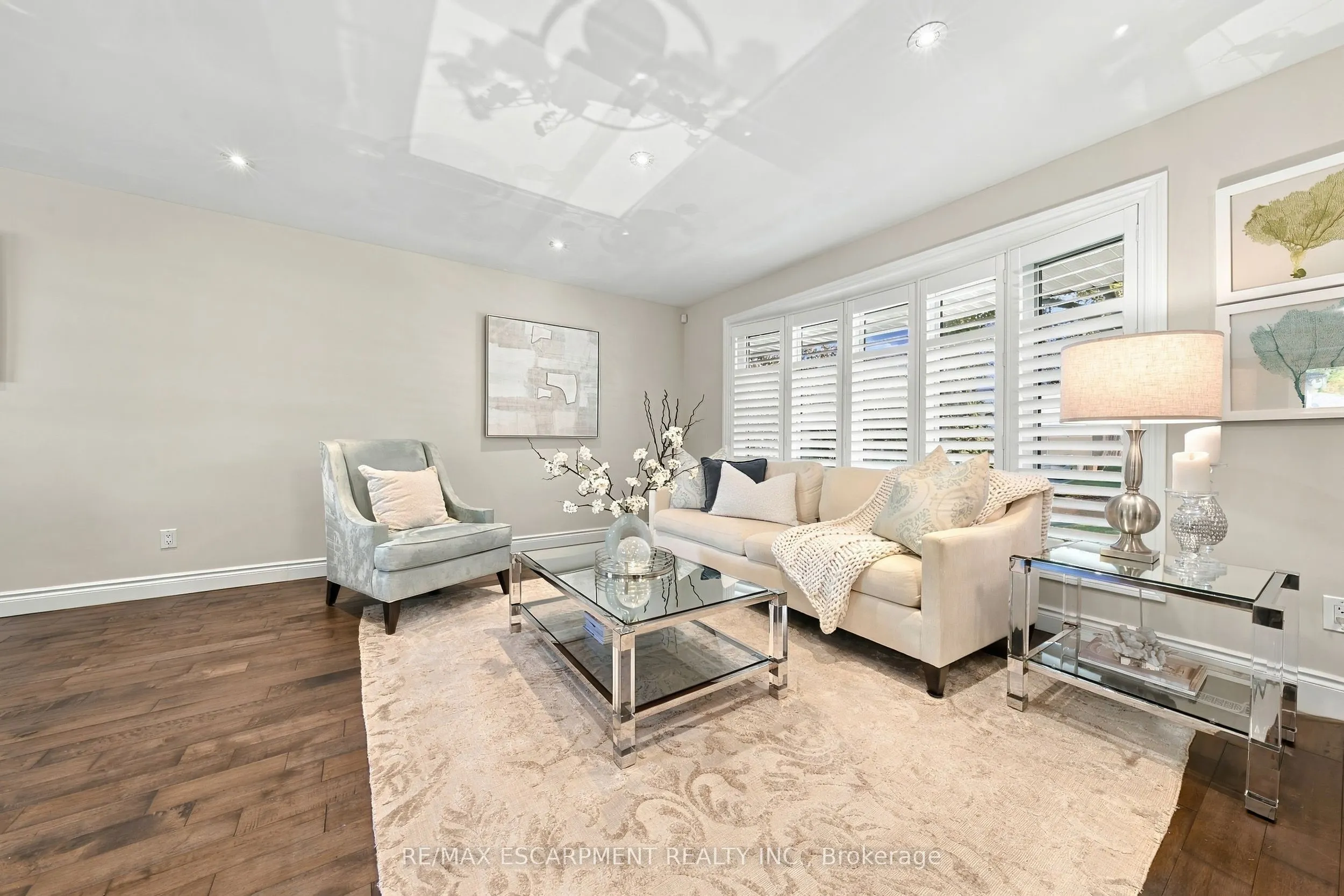 2231 Urwin Crescent