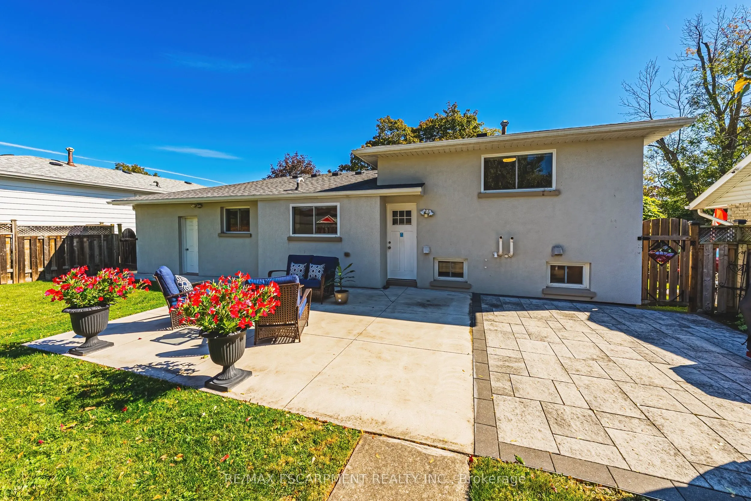 2231 Urwin Crescent