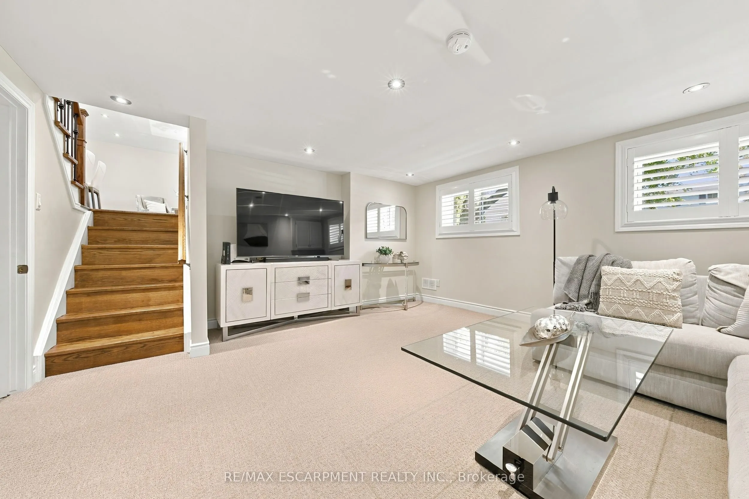 2231 Urwin Crescent