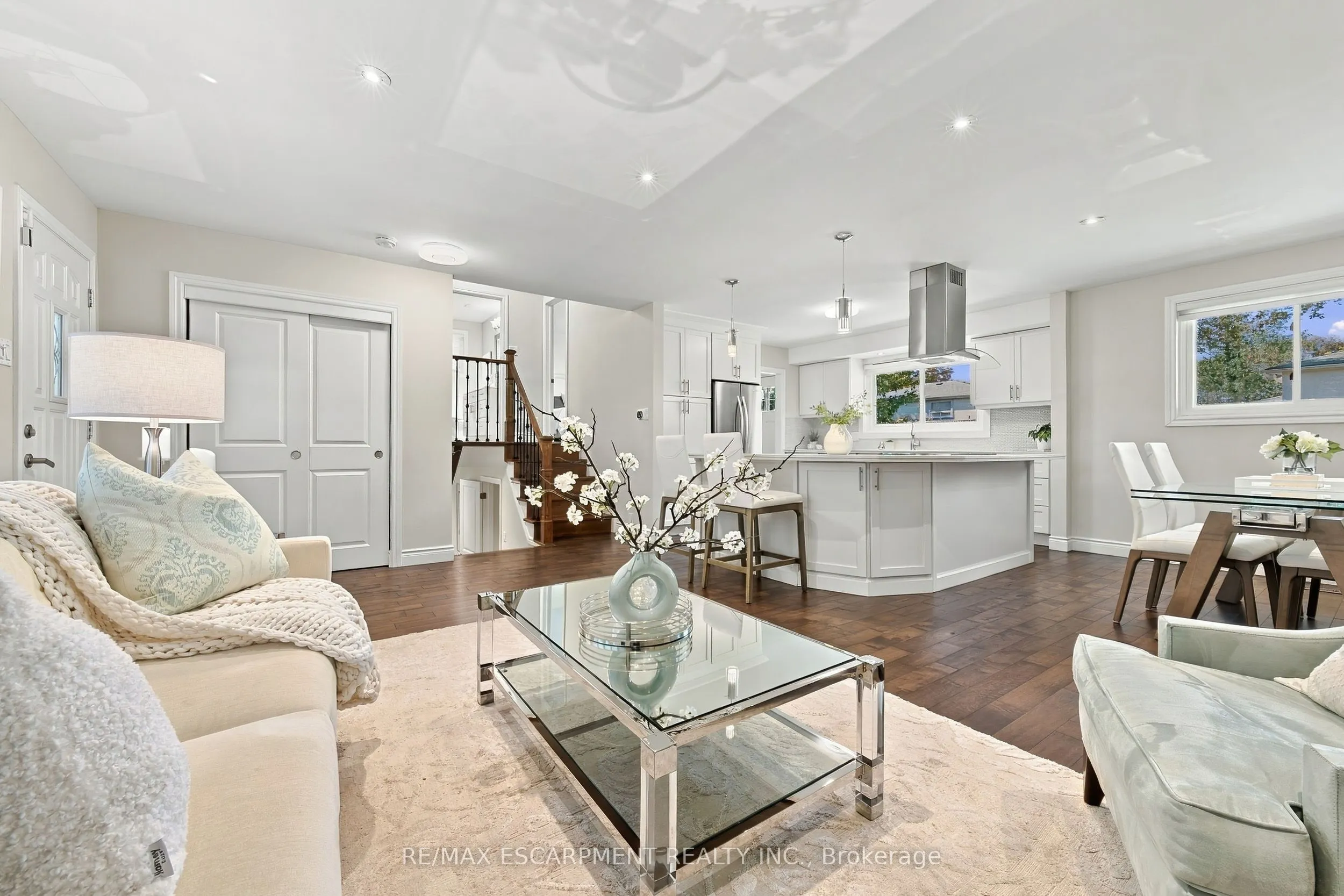 2231 Urwin Crescent