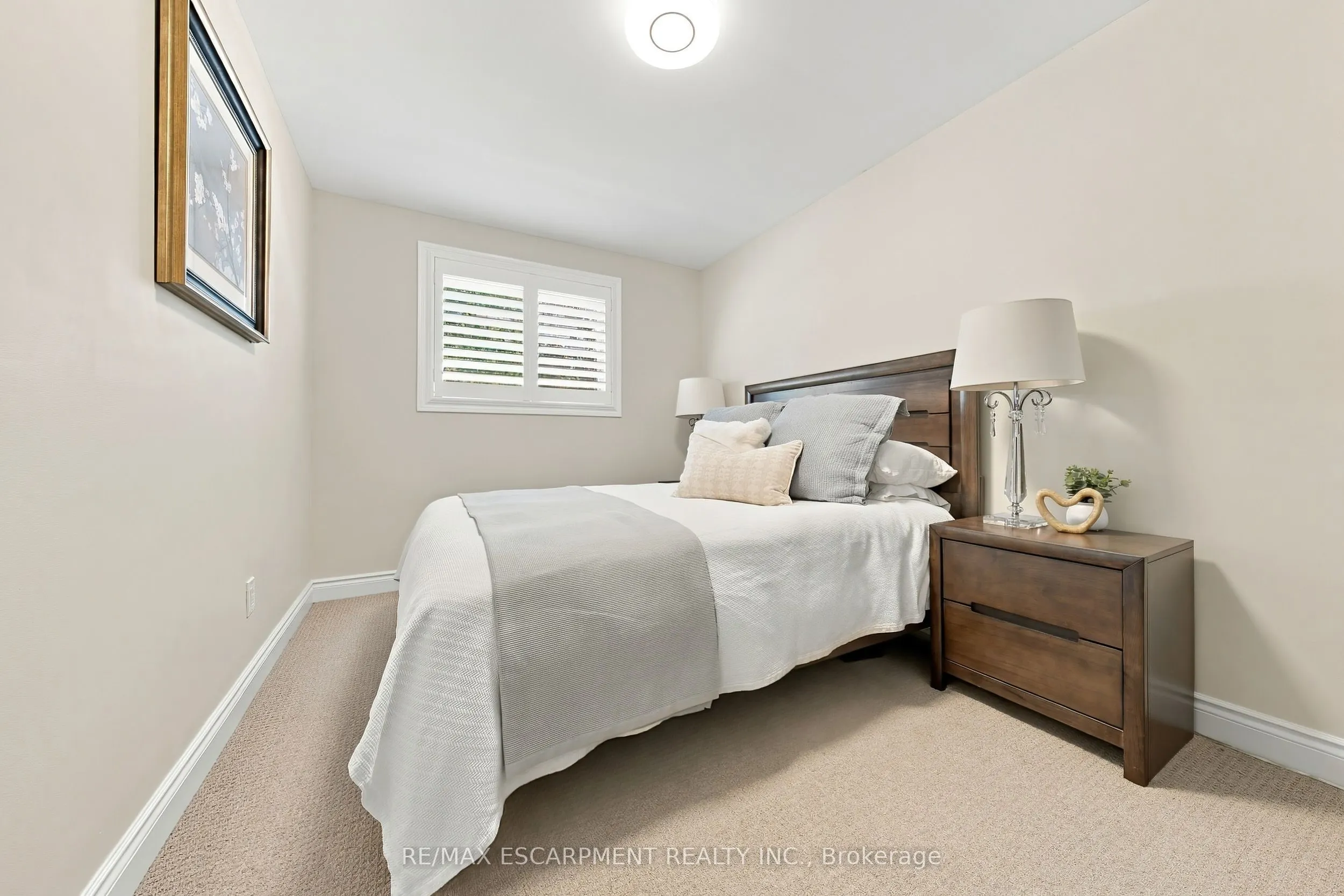 2231 Urwin Crescent