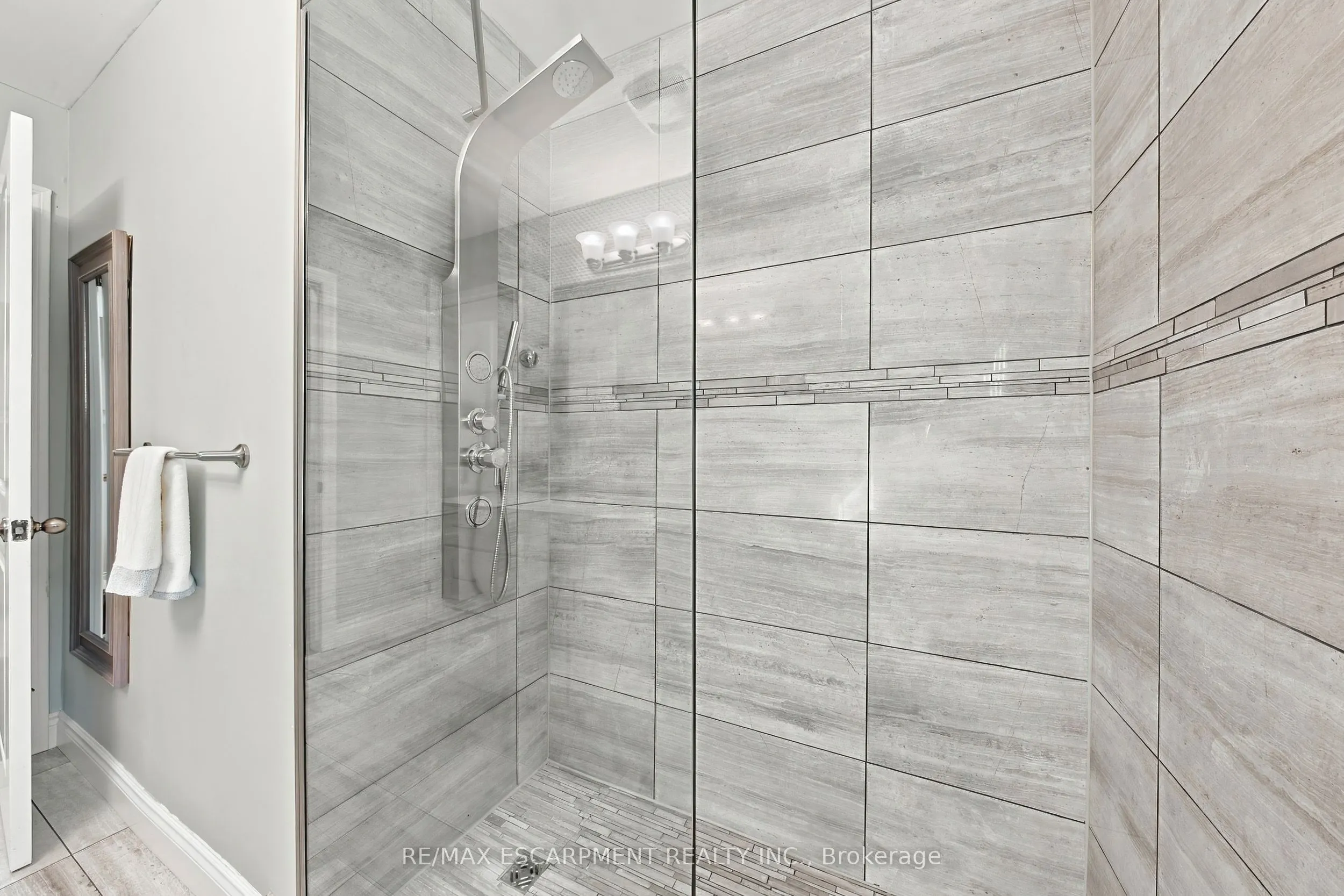 2231 Urwin Crescent