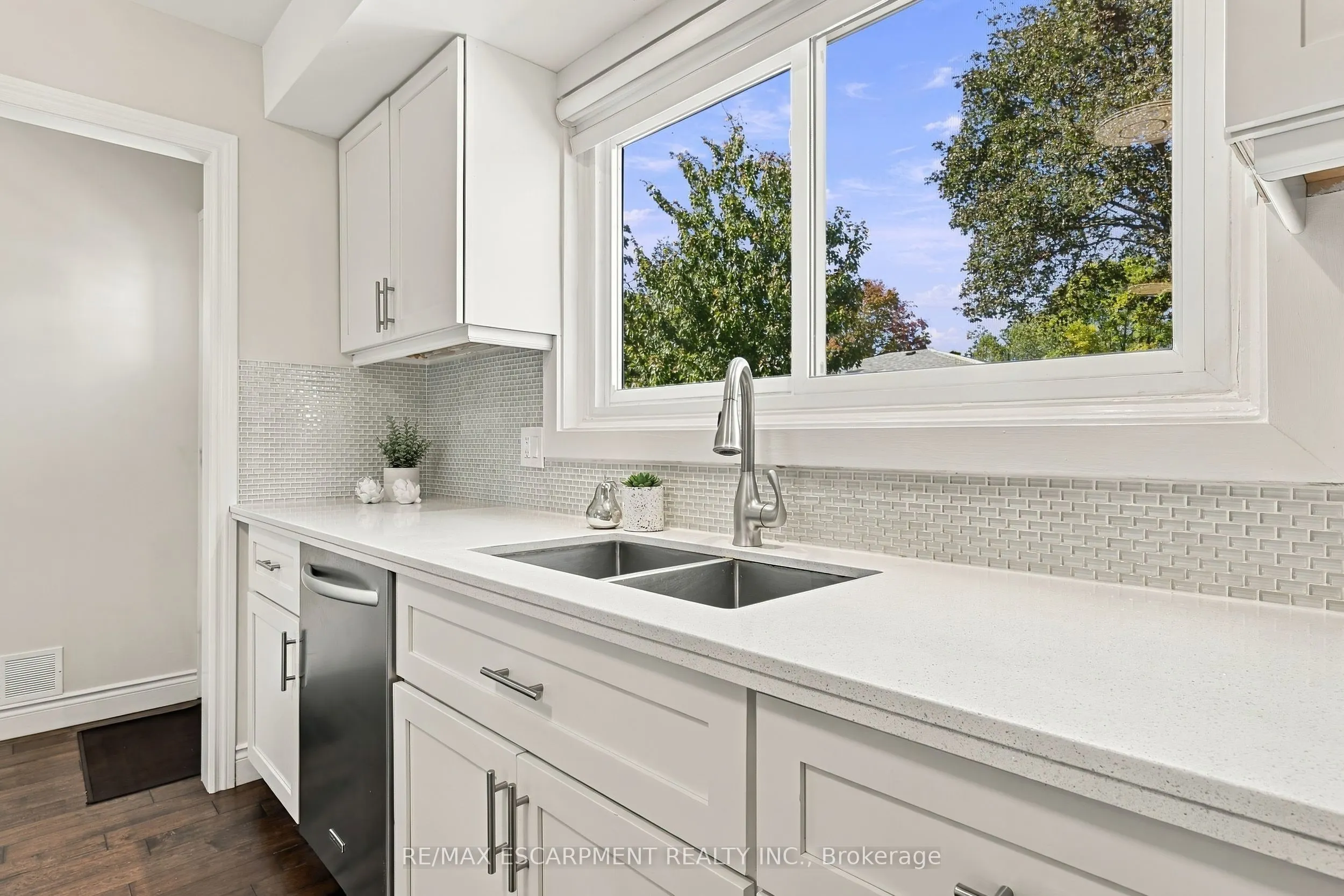 2231 Urwin Crescent