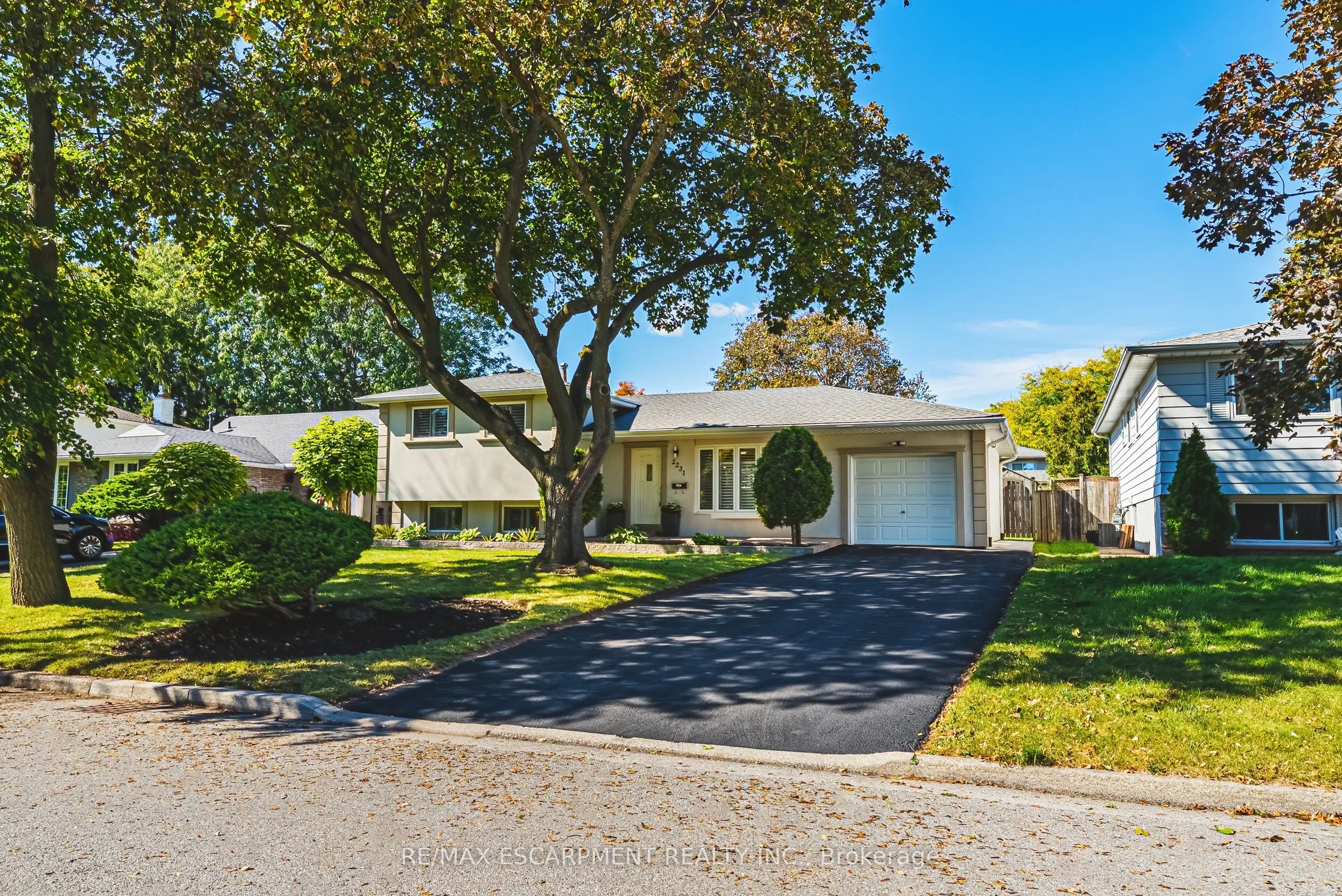 2231 Urwin Crescent