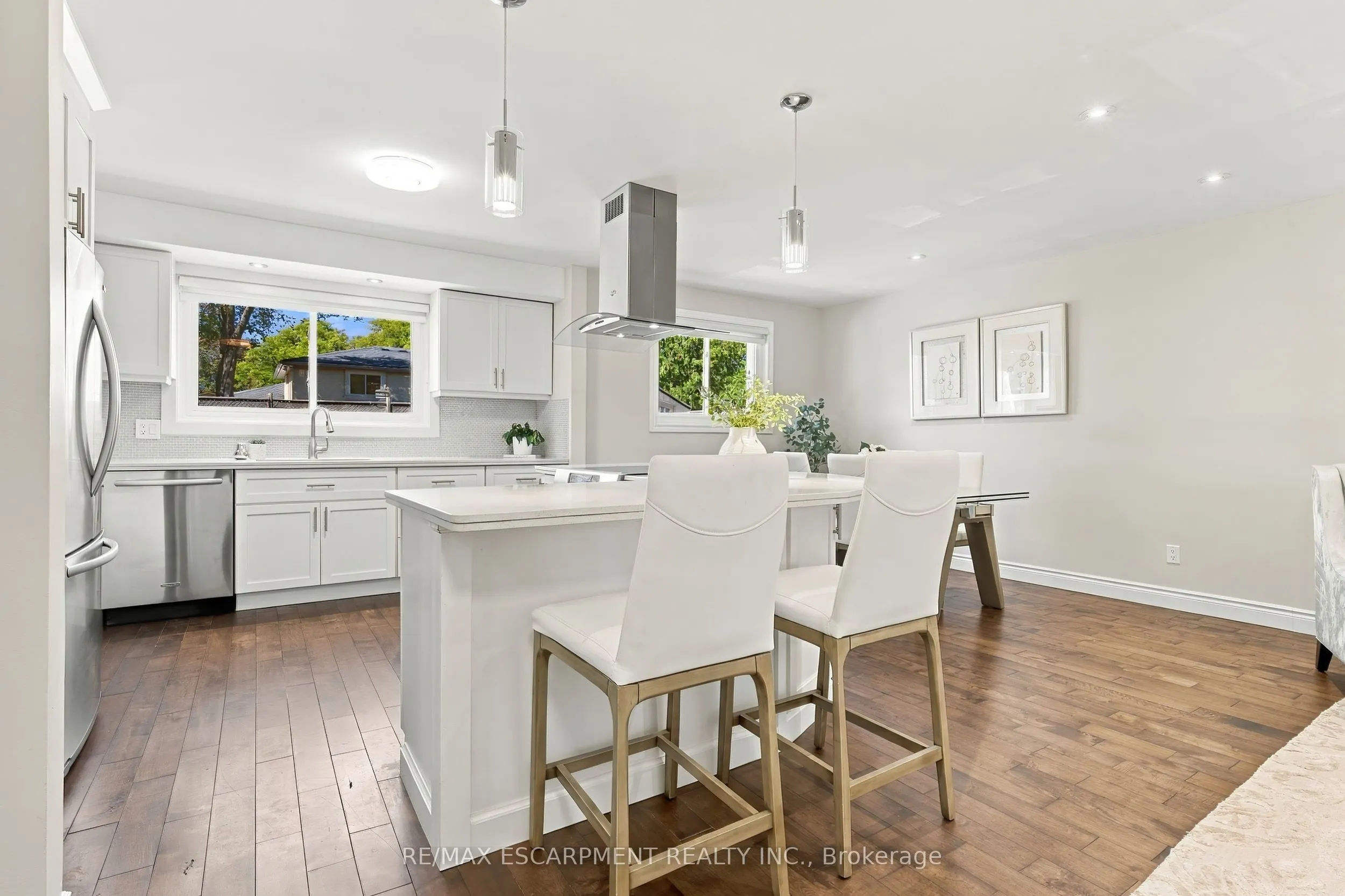 2231 Urwin Crescent