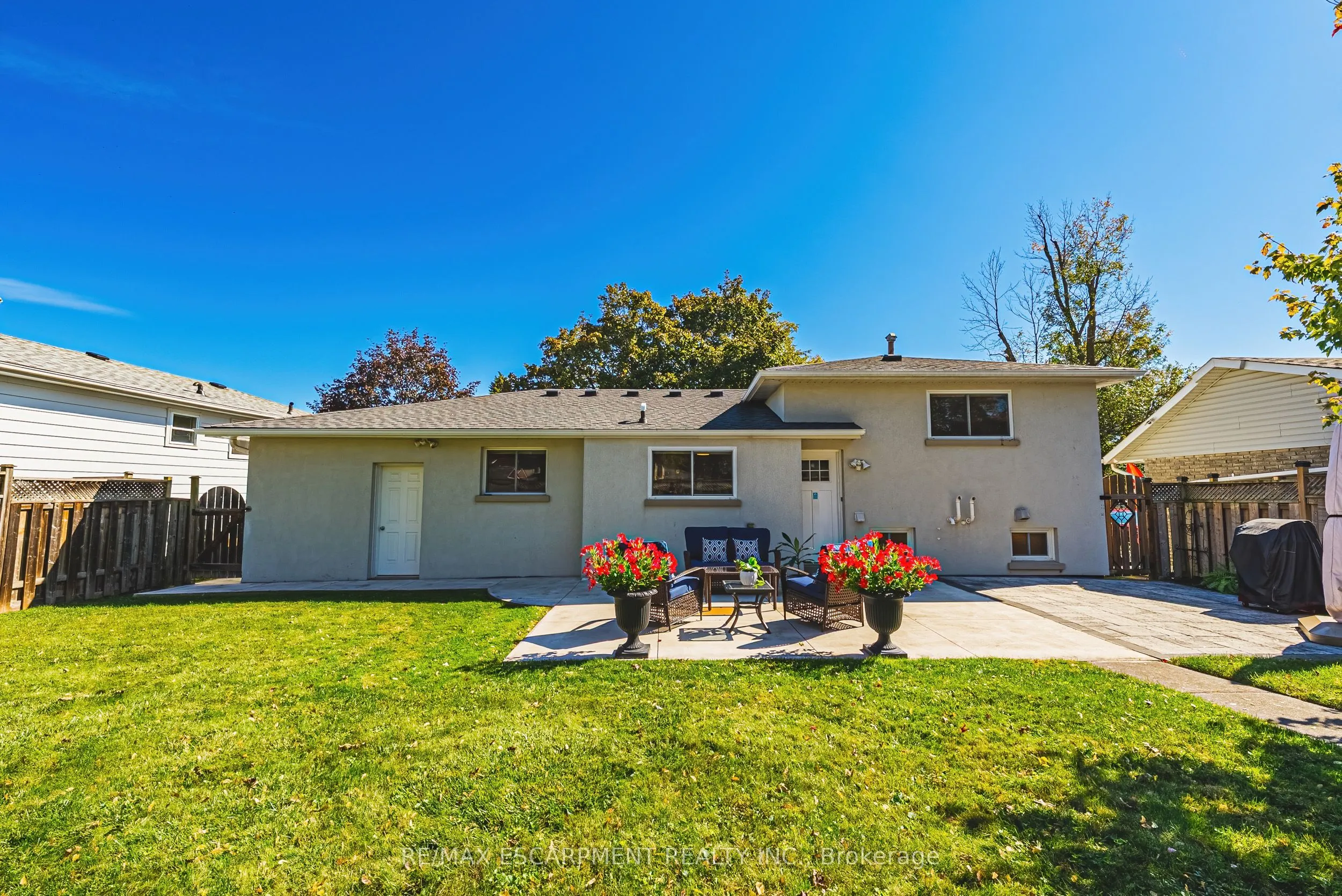 2231 Urwin Crescent