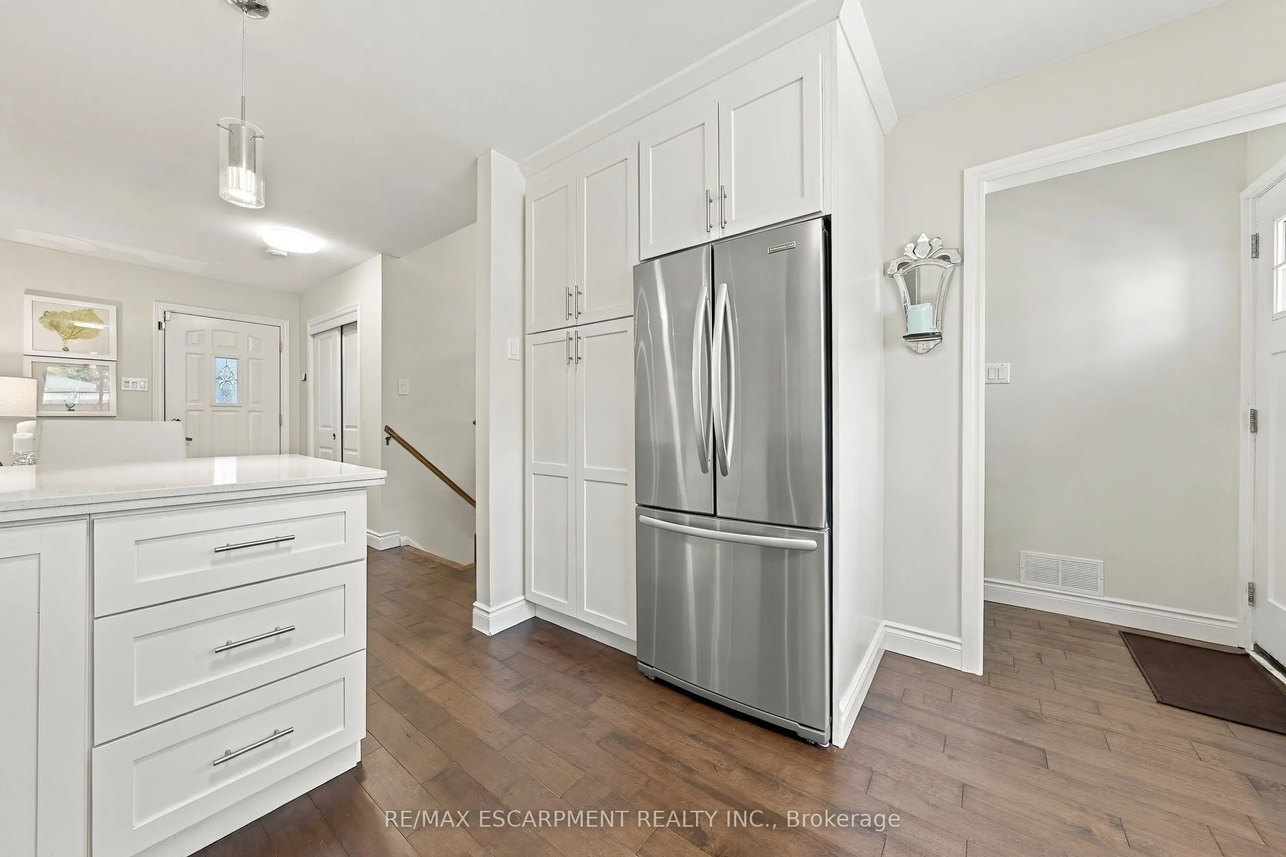 2231 Urwin Crescent
