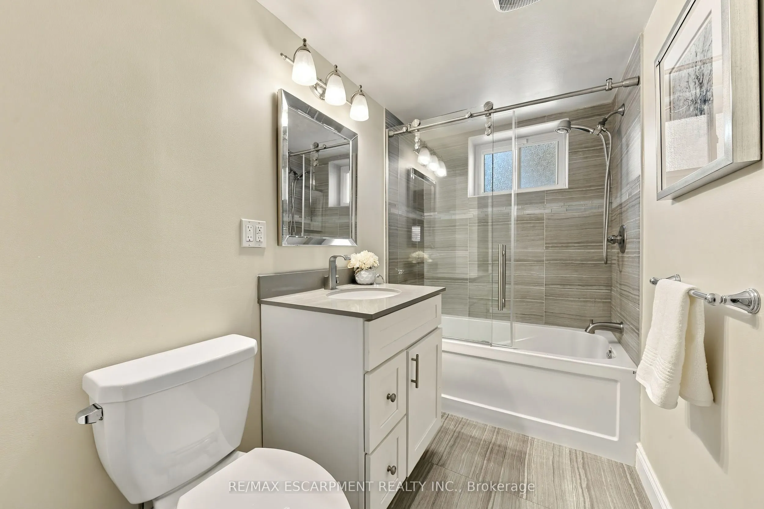 2231 Urwin Crescent