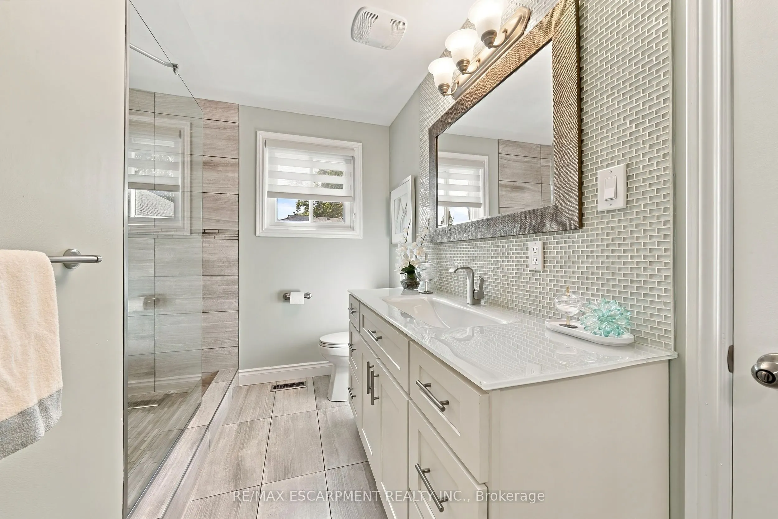 2231 Urwin Crescent