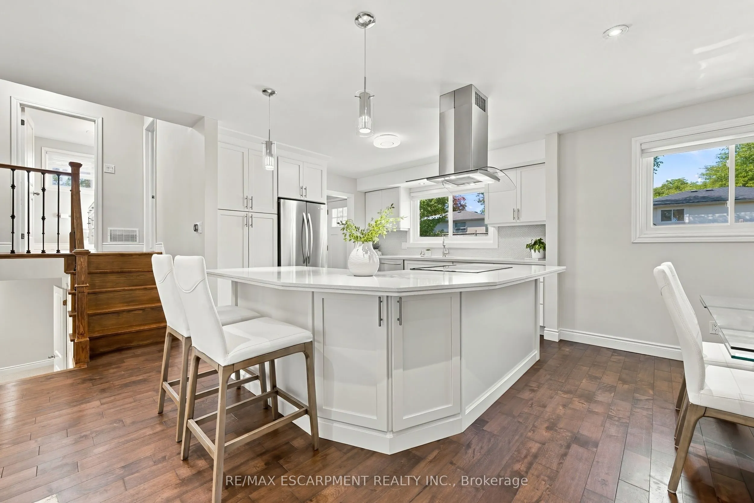 2231 Urwin Crescent