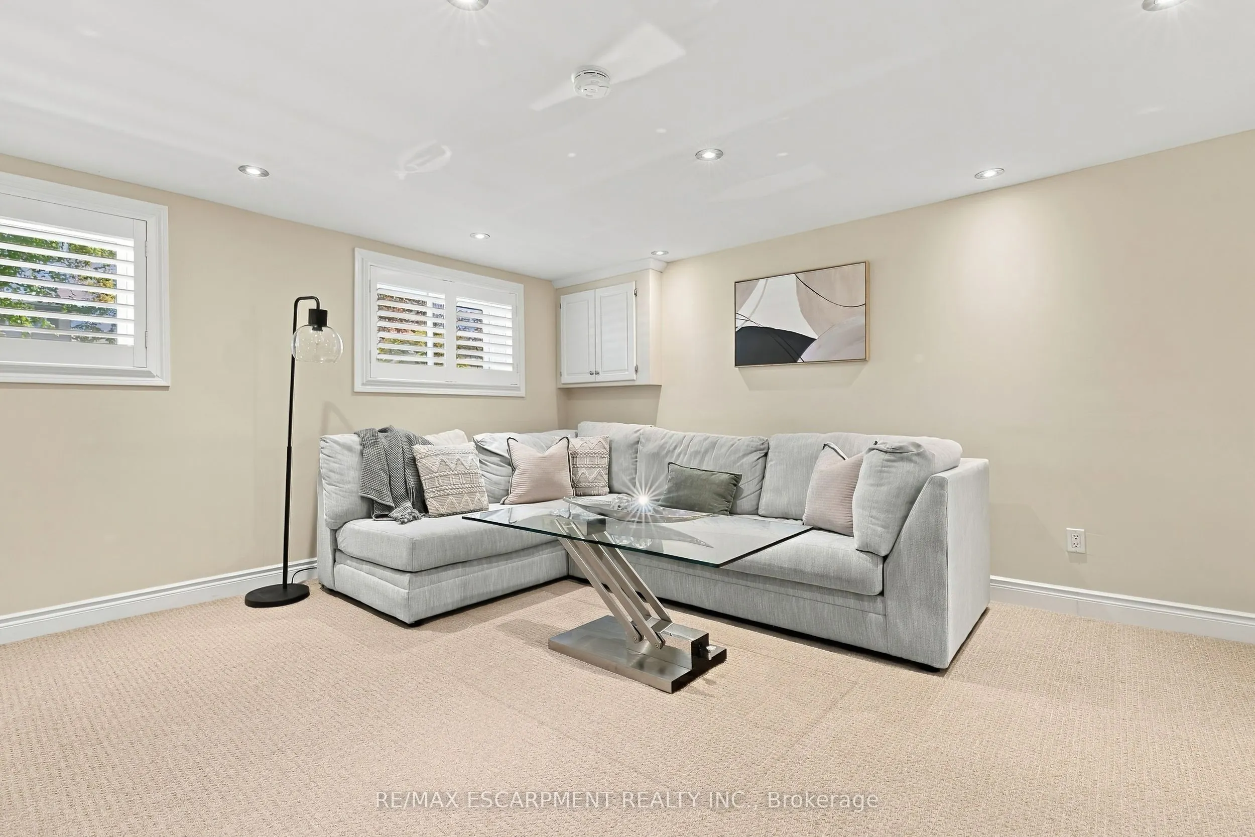 2231 Urwin Crescent