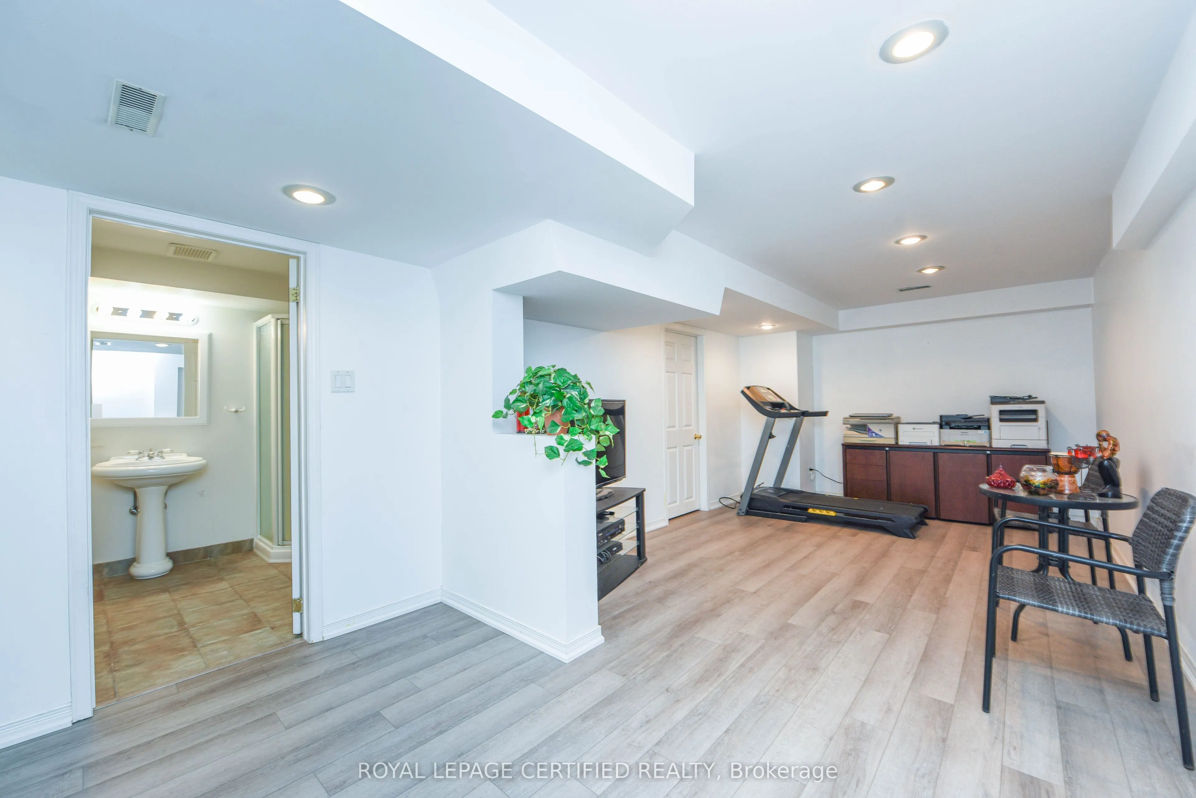 6037 Clover Ridge Crescent