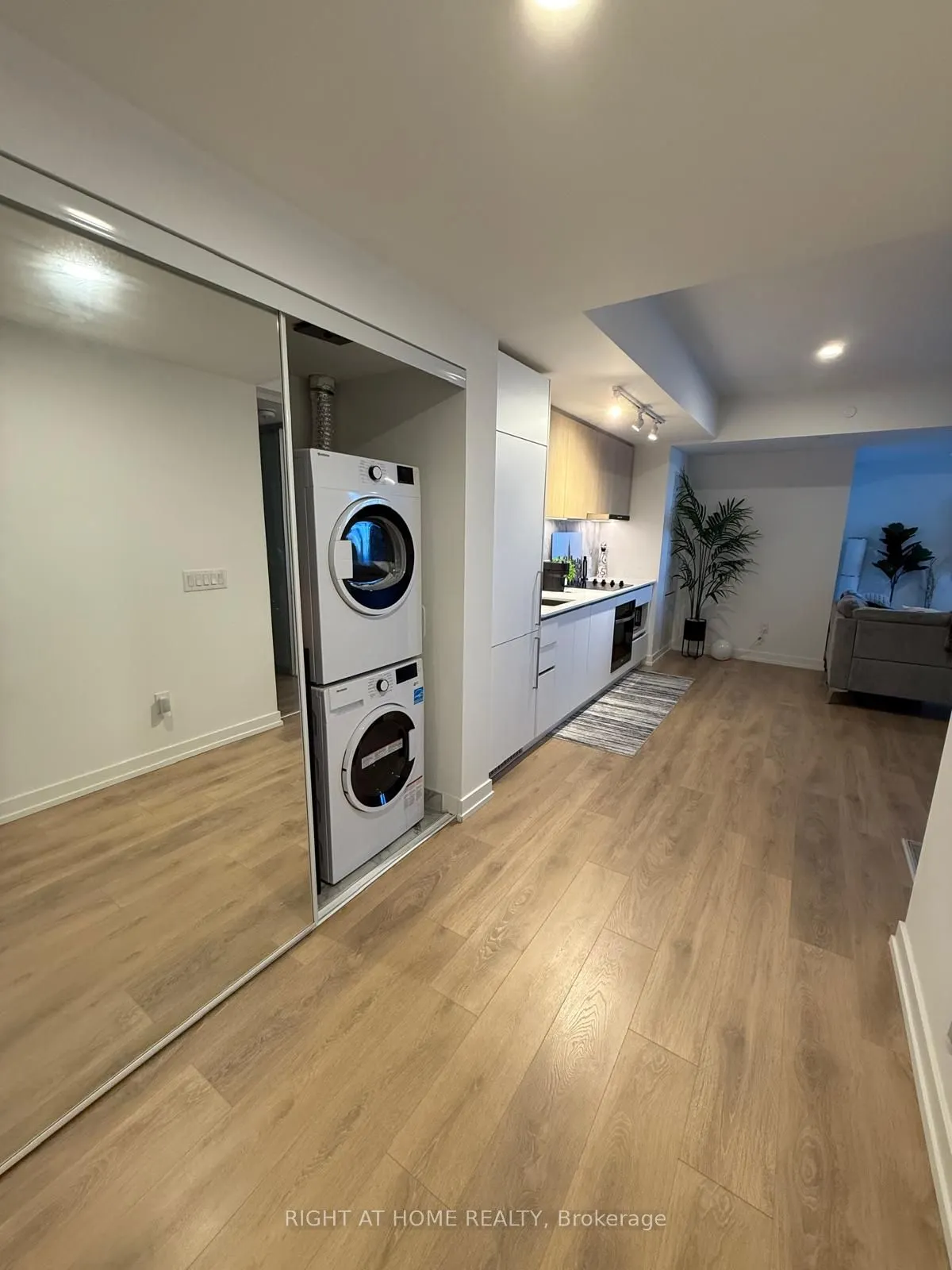 1100 Sheppard Avenue W #905